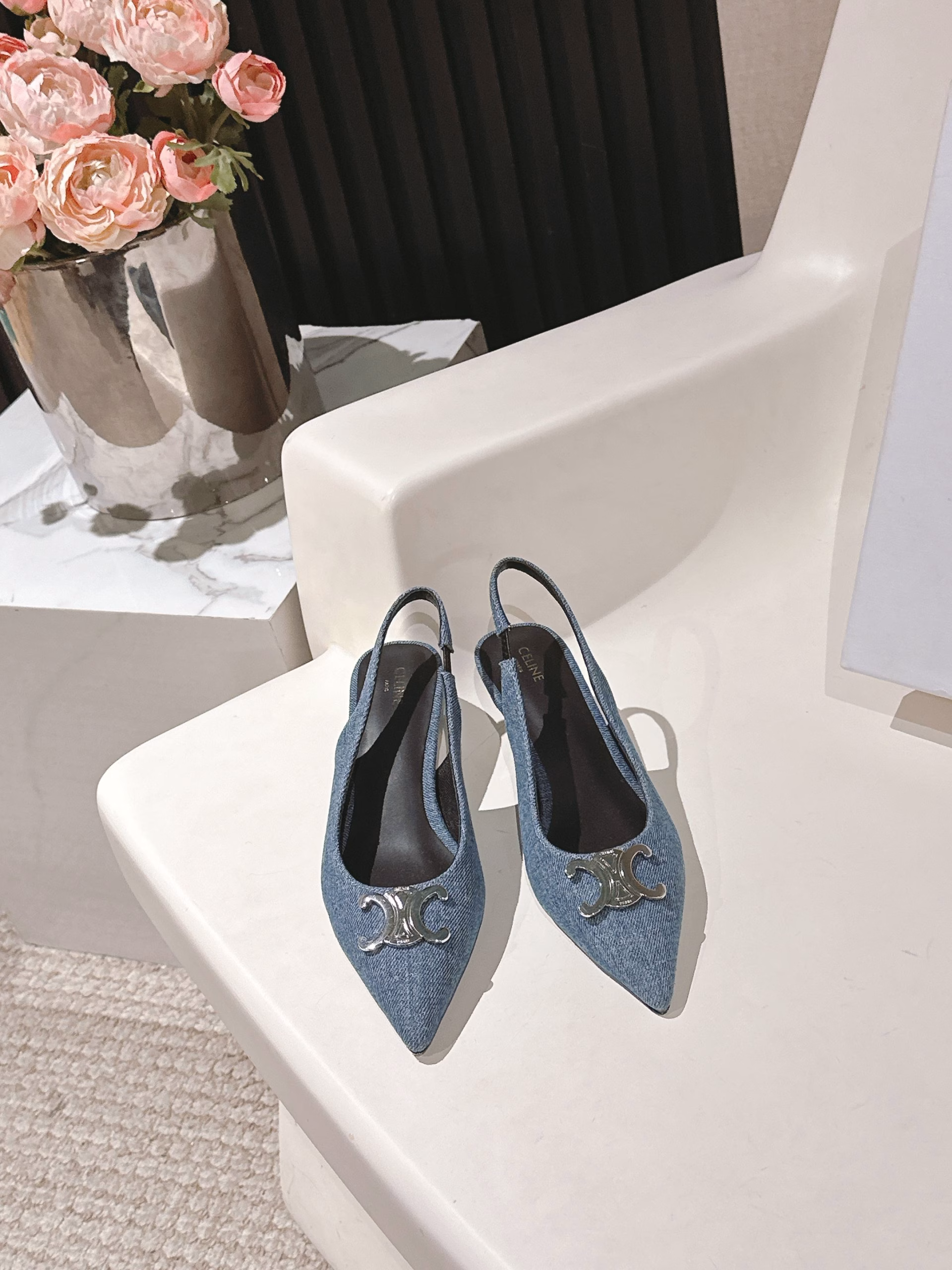 Celine 25ss·The most beautiful in early spring⚜️Black and silver pointed kitten heel high heels~Celine's iconic hardware buckle is high-end and elegant·Looks slim when worn🖤🤍Super temperament~Versatile and a must-have item for daily wear! 5cm kitten heels are easy and stress-free and not picky at all·Chic to the extreme🧡(