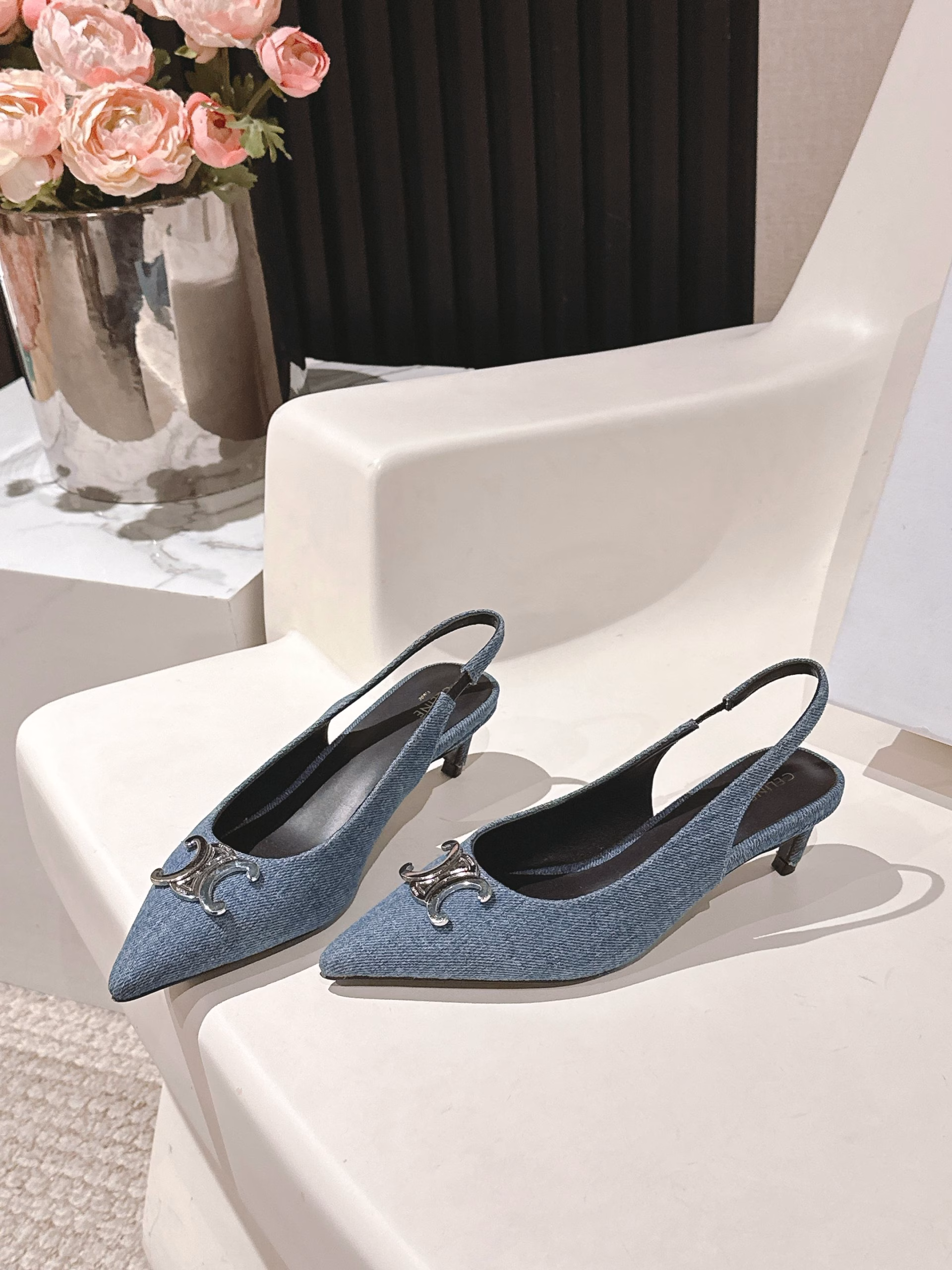 Celine 25ss·The most beautiful in early spring⚜️Black and silver pointed kitten heel high heels~Celine's iconic hardware buckle is high-end and elegant·Looks slim when worn🖤🤍Super temperament~Versatile and a must-have item for daily wear! 5cm kitten heels are easy and stress-free and not picky at all·Chic to the extreme🧡(