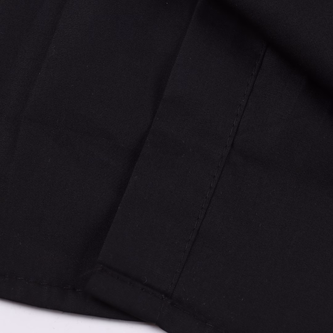 Balenciaga Masking Tape Short-sleeved shirtThe fabric is 40-count cotton twill. Infrared accurately locates the pocket position. 3 cm most professional 14-needle woven. The embroidery is exquisite and delicate. Barudan fully automatic computer embroidery machine is used. The default maximum data of skipped stitches is 127. Adjust it to 100 or a little smaller. The shadow needs to be embroidered last. First embroider the wide stitch and then the shadow thin stitch. 90 degrees manual bottoming. Customized hardware accessories