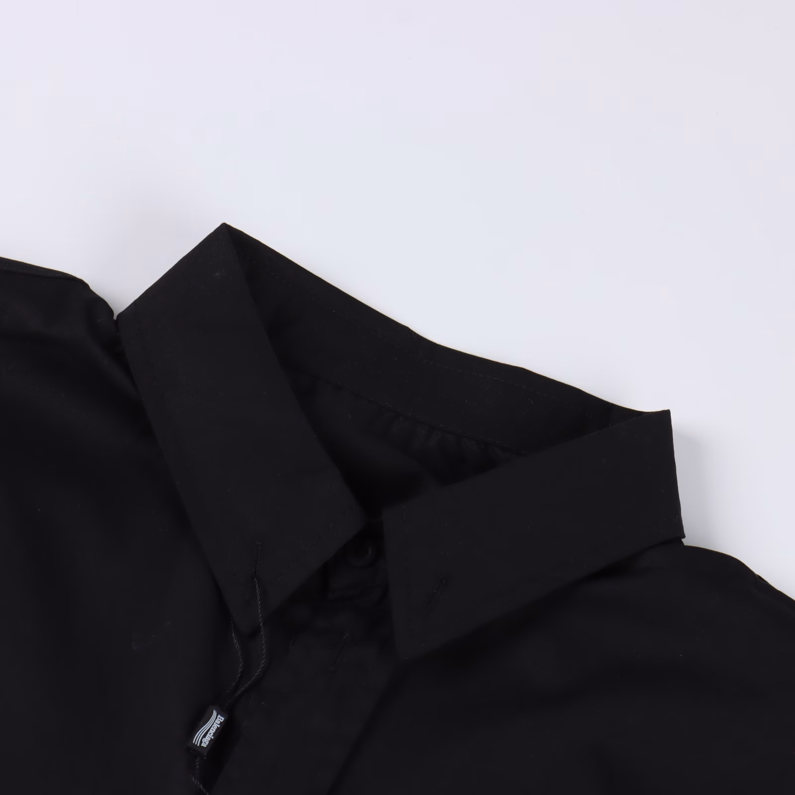 Balenciaga Masking Tape Short-sleeved shirtThe fabric is 40-count cotton twill. Infrared accurately locates the pocket position. 3 cm most professional 14-needle woven. The embroidery is exquisite and delicate. Barudan fully automatic computer embroidery machine is used. The default maximum data of skipped stitches is 127. Adjust it to 100 or a little smaller. The shadow needs to be embroidered last. First embroider the wide stitch and then the shadow thin stitch. 90 degrees manual bottoming. Customized hardware accessories