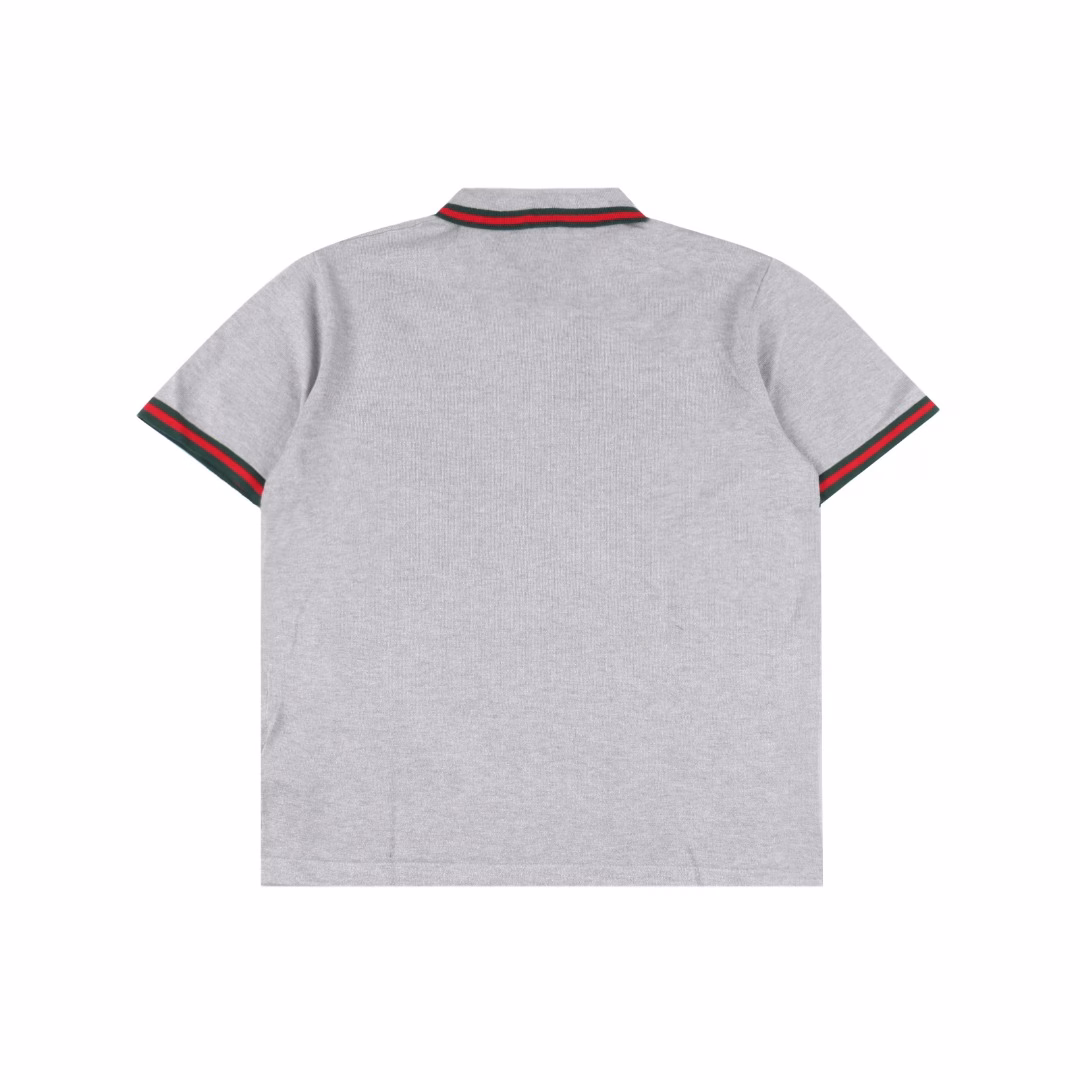 Gucci 25ss red and green striped silver knitted Polo short sleevesKnitted with silver silver thread blended cotton thread, it presents a shiny luster under the light, and the collar and cuffs are decorated with G's classic red and green contrast jacquard