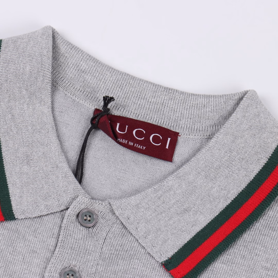 Gucci 25ss red and green striped silver knitted Polo short sleevesKnitted with silver silver thread blended cotton thread, it presents a shiny luster under the light, and the collar and cuffs are decorated with G's classic red and green contrast jacquard