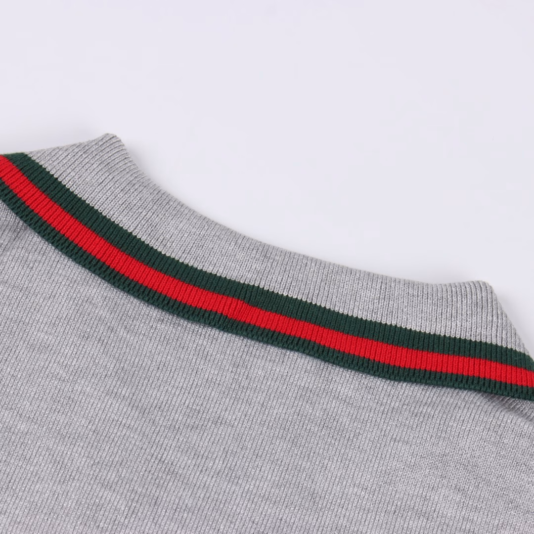 Gucci 25ss red and green striped silver knitted Polo short sleevesKnitted with silver silver thread blended cotton thread, it presents a shiny luster under the light, and the collar and cuffs are decorated with G's classic red and green contrast jacquard