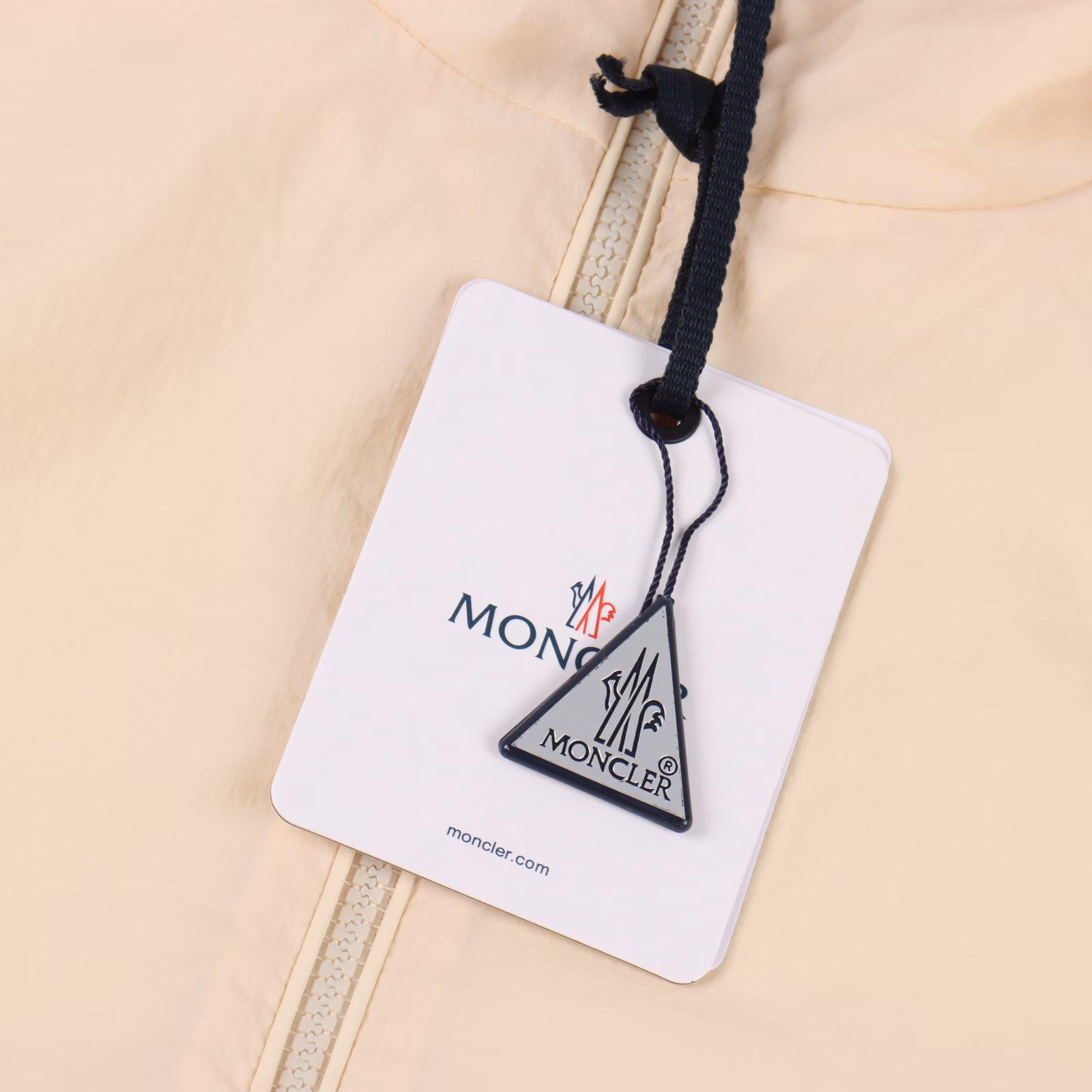Moncler sun protection jacketShort jacket, loose and casual, versatile and fashionable top, sun protection jacket, nylon wrinkled high-gloss jacket, short style, high-end and easy to grasp! Wear it to look noble and fashionable