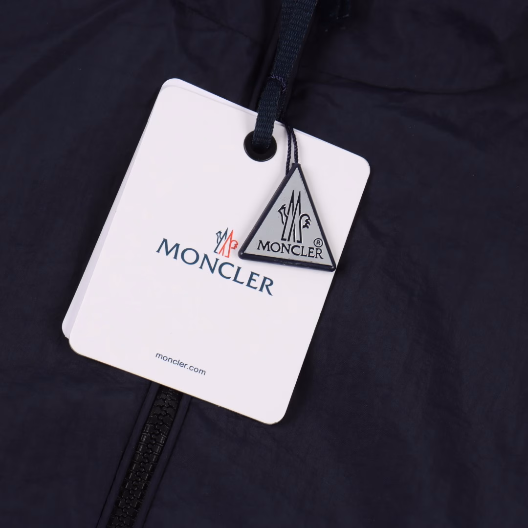Moncler sun protection jacketShort jacket, loose and casual, versatile and fashionable top, sun protection jacket, nylon wrinkled high-gloss jacket, short style, high-end and easy to grasp! Wear it to look noble and fashionable