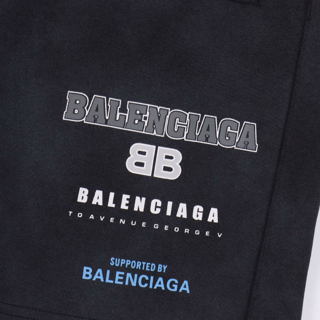 Balenciaga washed logo letter print shortsThe fabric is made of customized 380g terry fabric, which is dyed and then etched. It is treated with silky and ultra-soft treatment according to the original. The texture of the fabric is clear and obvious, the drape is excellent, and the workmanship is exquisite and meets the export standards. There are 4.5 stitches per centimeter, and each seam is pressed with visible lines. The lines are neat and standard like a ruler. The woven cotton ribbon is tightly woven and soft to the touch. The embroidery process uses a Behringer embroidery machine to make the embroidery color fuller and the embroidery more three-dimensional. The pattern has a good effect on the body. It is the same style for men and women, simple and versatile. It is a heavy-duty item for purchasing, and you can compare any quality on the market at will!