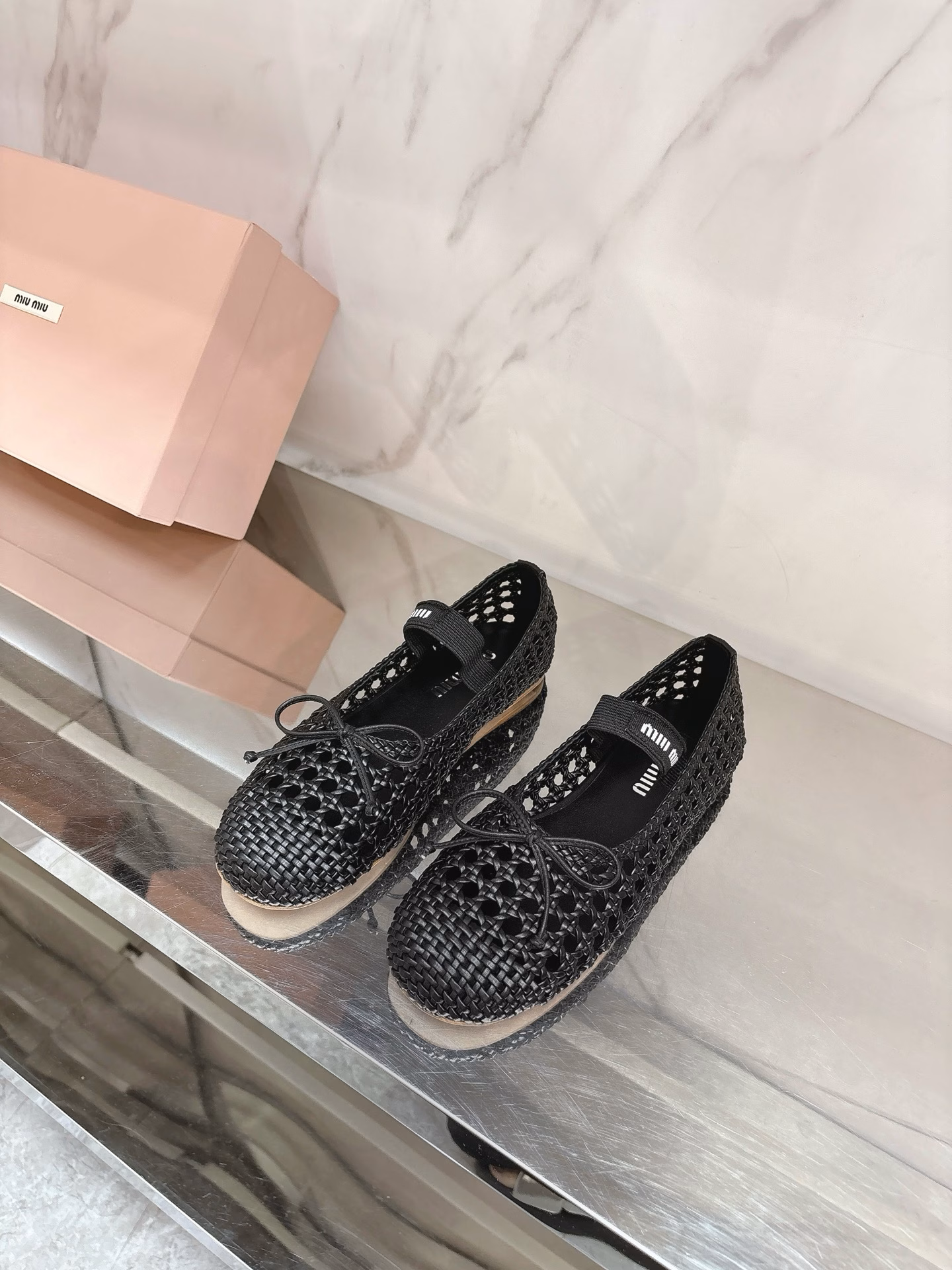miumi*✨2025 spring and summer new woven ballet shoes, full of high-end feeling😍This season's ballet shoes are really sweet🎀Hit the hearts of girls again💕Soft shoes with super texture, wearing them makes people want to dance💯Paired woven cowhide fabric, sheepskin foot pads, private model rubber non-slip and wear-resistant outsole