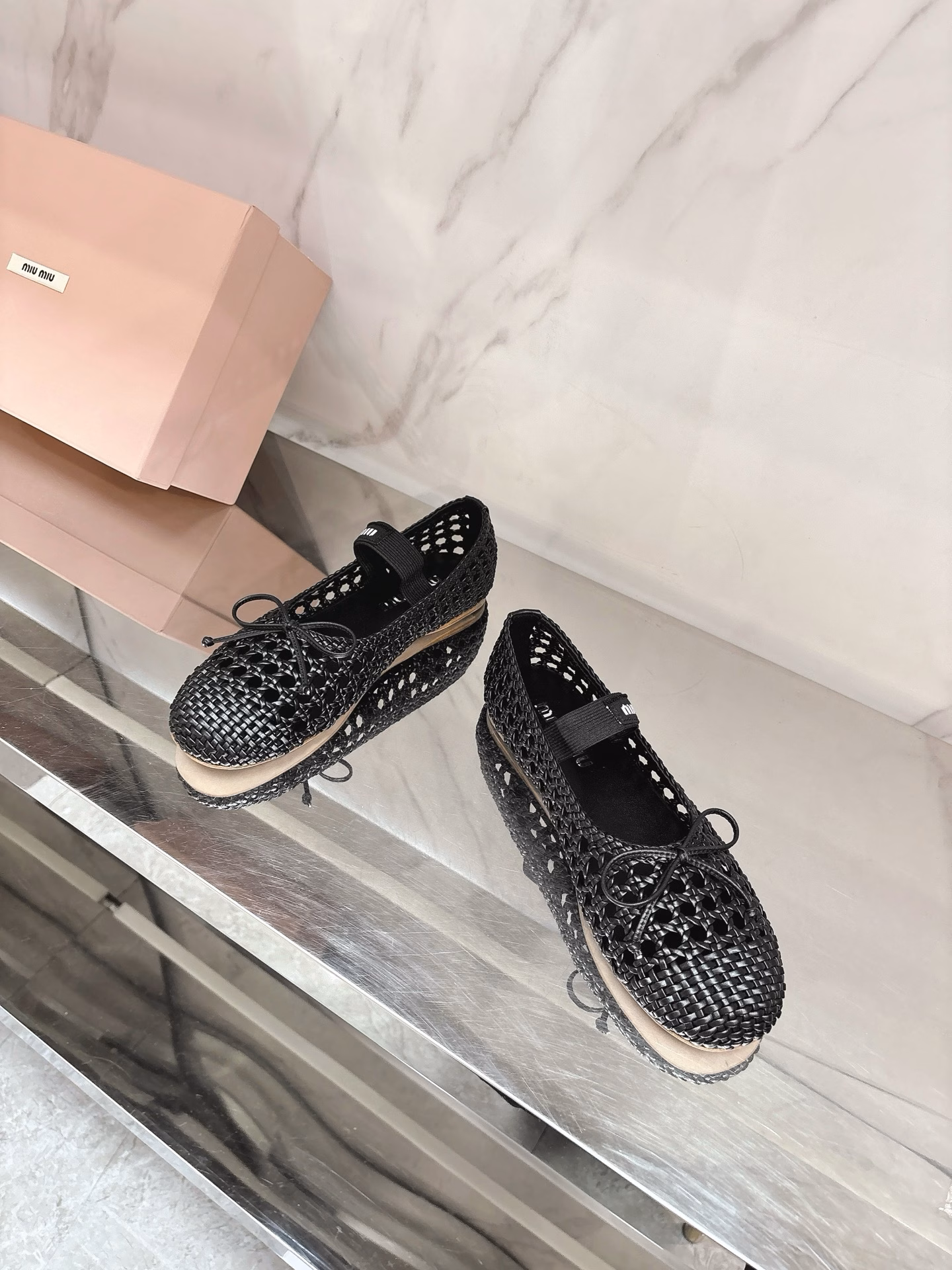 miumi*✨2025 spring and summer new woven ballet shoes, full of high-end feeling😍This season's ballet shoes are really sweet🎀Hit the hearts of girls again💕Soft shoes with super texture, wearing them makes people want to dance💯Paired woven cowhide fabric, sheepskin foot pads, private model rubber non-slip and wear-resistant outsole