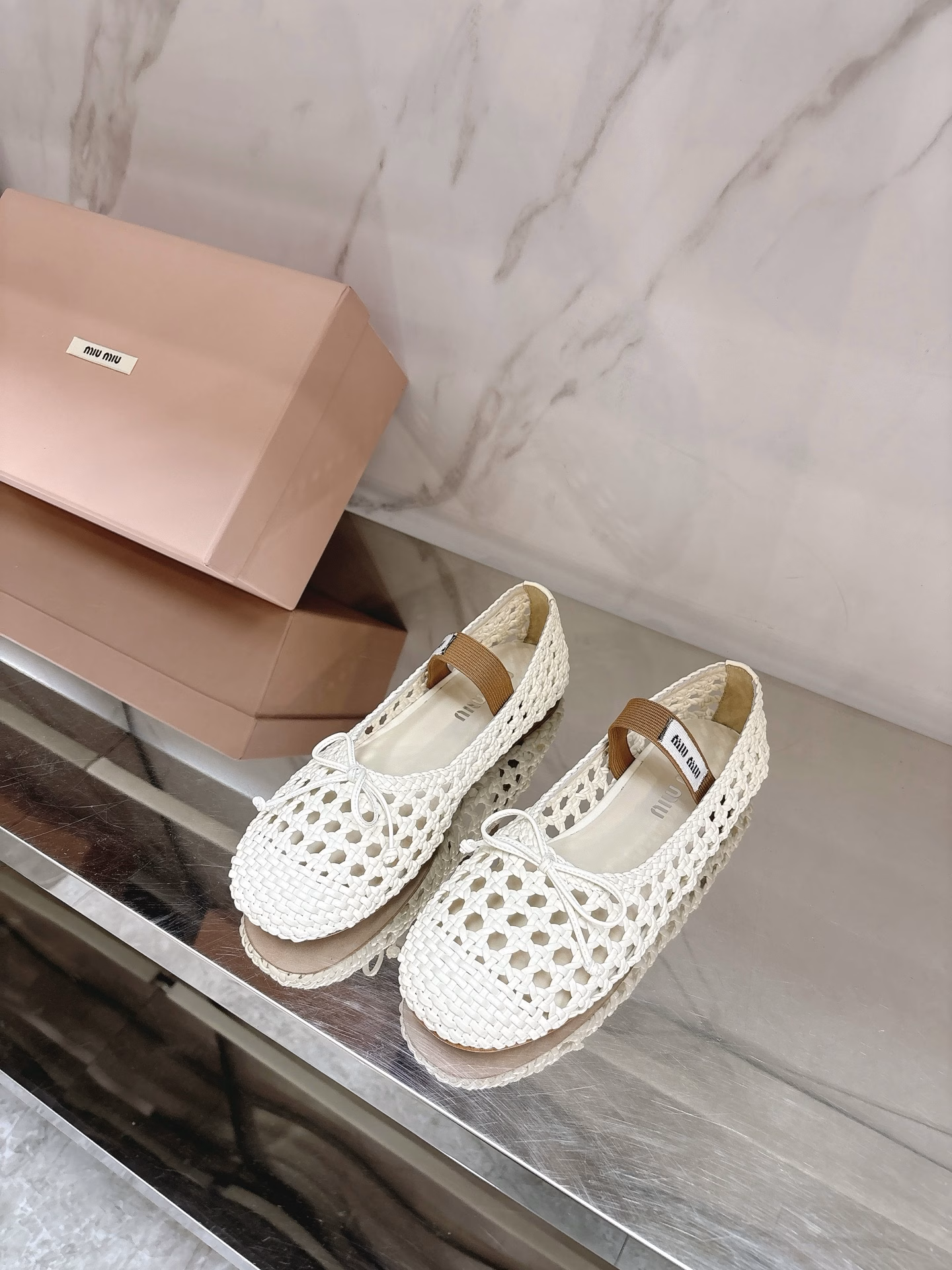 miumi*✨2025 spring and summer new woven ballet shoes, full of high-end feeling😍This season's ballet shoes are really sweet🎀Hit the hearts of girls again💕Soft shoes with super texture, wearing them makes people want to dance💯Paired woven cowhide fabric, sheepskin foot pads, private model rubber non-slip and wear-resistant outsole