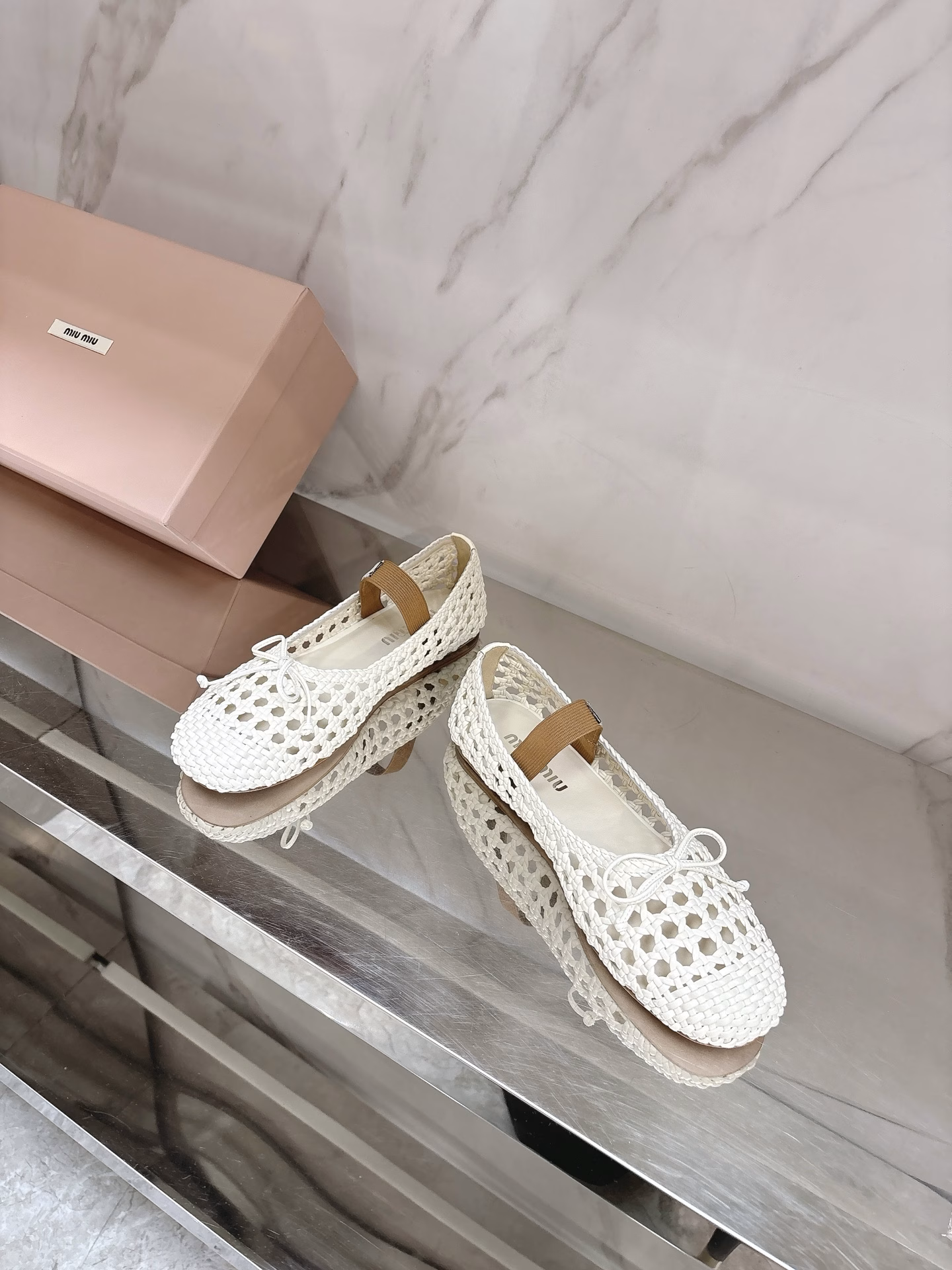 miumi*✨2025 spring and summer new woven ballet shoes, full of high-end feeling😍This season's ballet shoes are really sweet🎀Hit the hearts of girls again💕Soft shoes with super texture, wearing them makes people want to dance💯Paired woven cowhide fabric, sheepskin foot pads, private model rubber non-slip and wear-resistant outsole