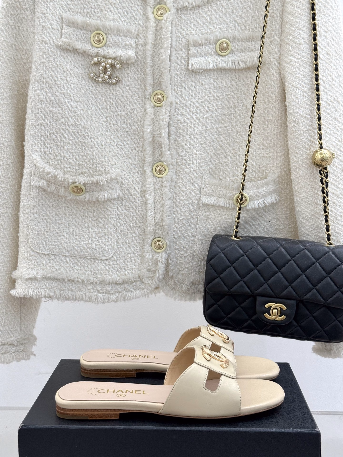 CHANE* | Chanel 25P Spring/Summer New ProductsDouble C Flat SlippersUpper is made of original custom materialInner lining is made of silk sheepskinImported Italian cowhide outsole