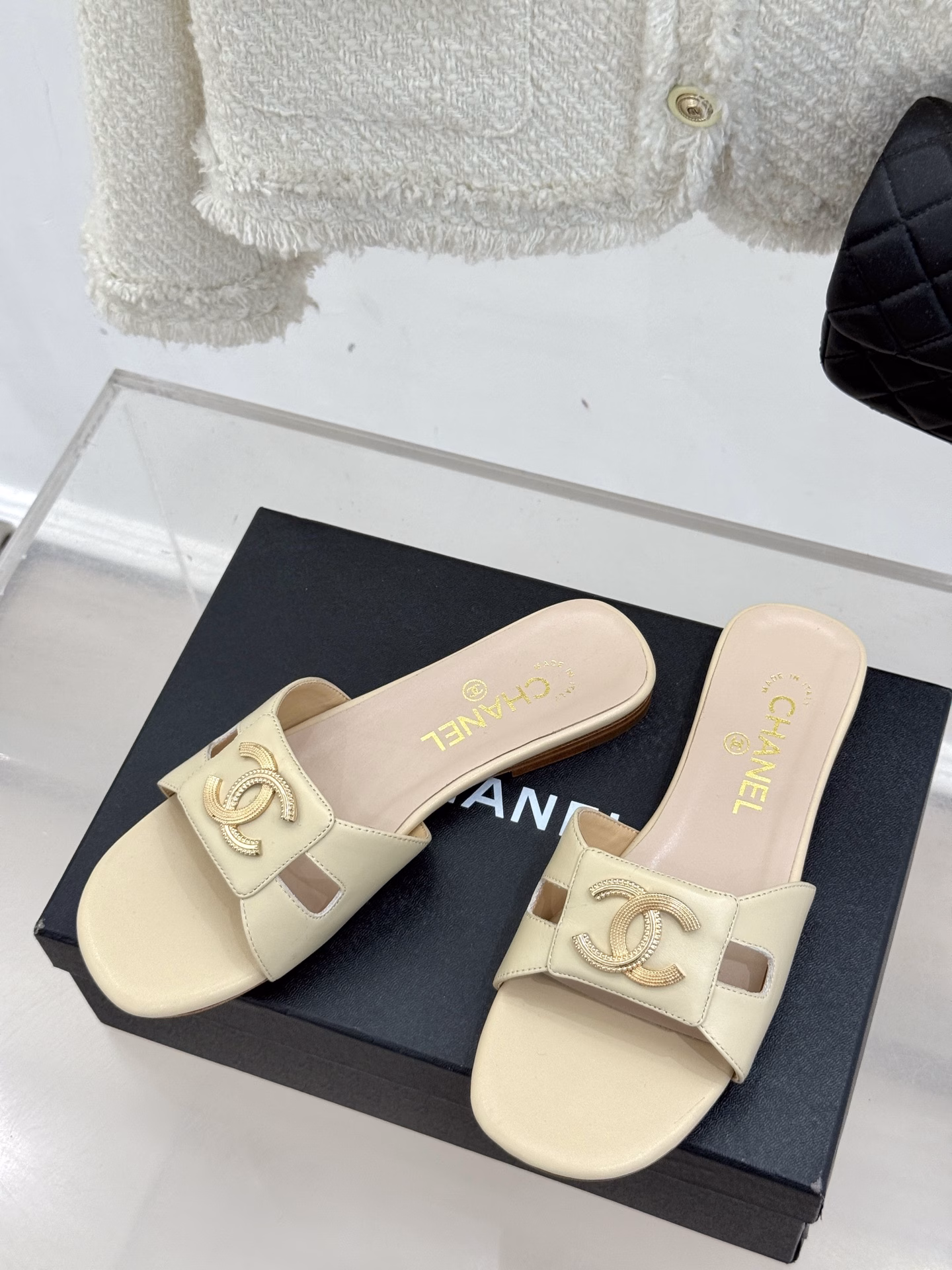 CHANE* | Chanel 25P Spring/Summer New ProductsDouble C Flat SlippersUpper is made of original custom materialInner lining is made of silk sheepskinImported Italian cowhide outsole