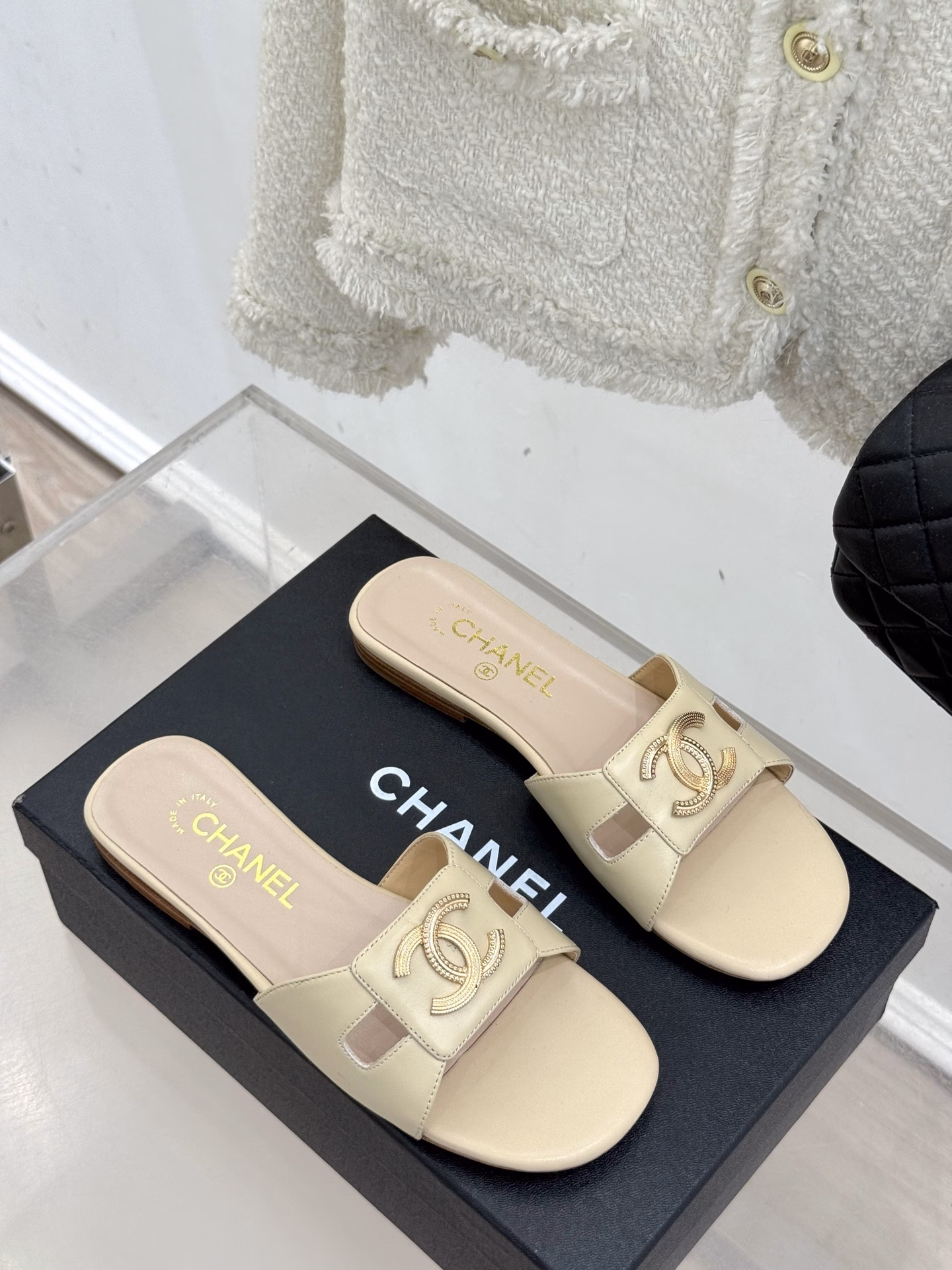 CHANE* | Chanel 25P Spring/Summer New ProductsDouble C Flat SlippersUpper is made of original custom materialInner lining is made of silk sheepskinImported Italian cowhide outsole