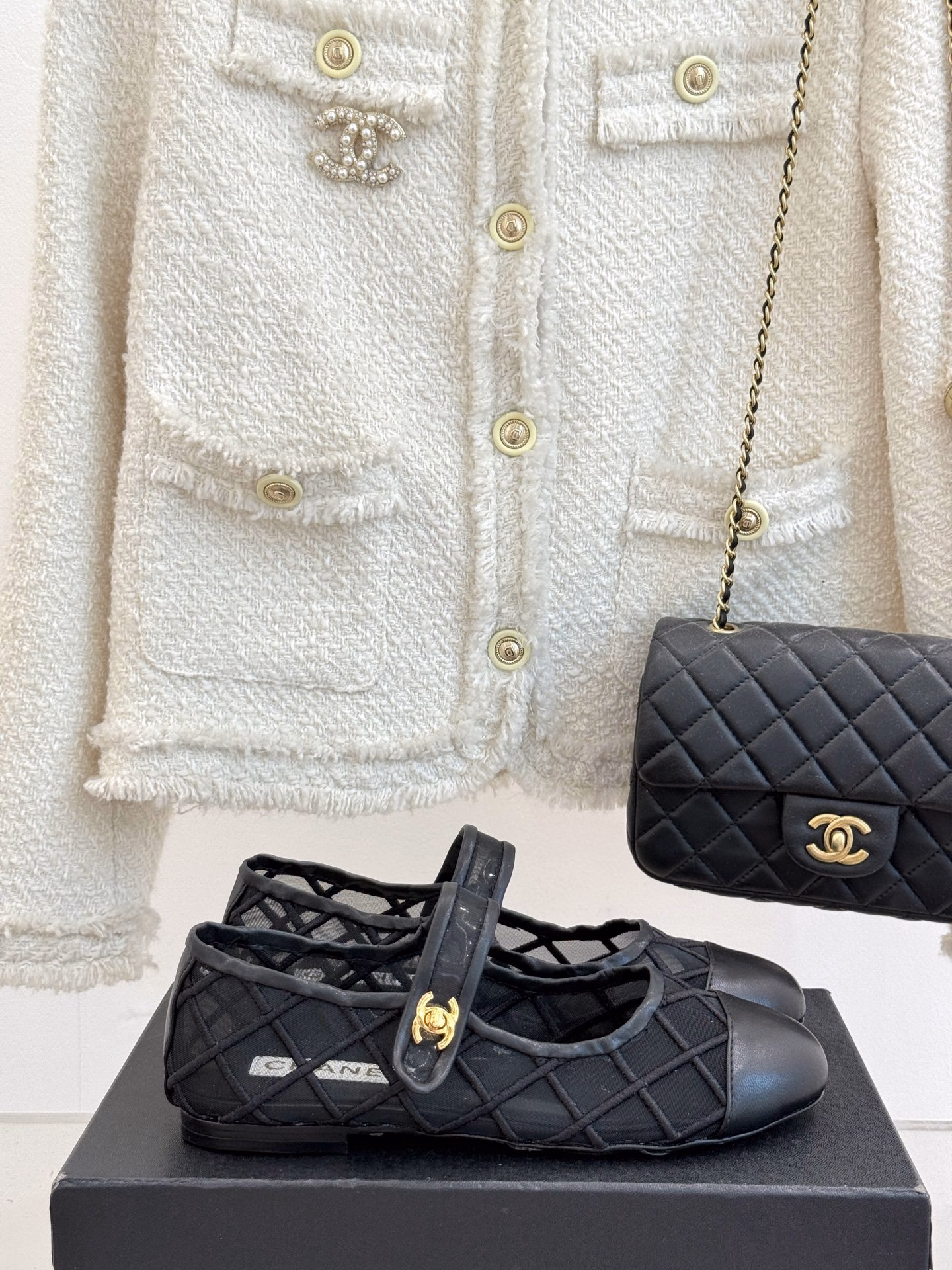 Chanel 25P new classicDouble C backpack buckle Mary Jane shoesI fell in love with it at first sight. It's no exaggeration~This is probably the charm of Chanel. It always understands girlsAlthough it looks cold, it has a special feeling when paired with black stockingsIt is the latest model this year🤩🤩🤩I have already started to arrange it before it is available in the counter~I know you will like it and it looks good on your feetThe rounded tip of the last is not picky about the foot shape at all. It also makes wide and fat feet look thinAnd the lambskin splicing patent leather is very visually impactfulThe lining is made of lambskin, which is super soft and comfortable~Italian A-grade through-dyed leather outsole