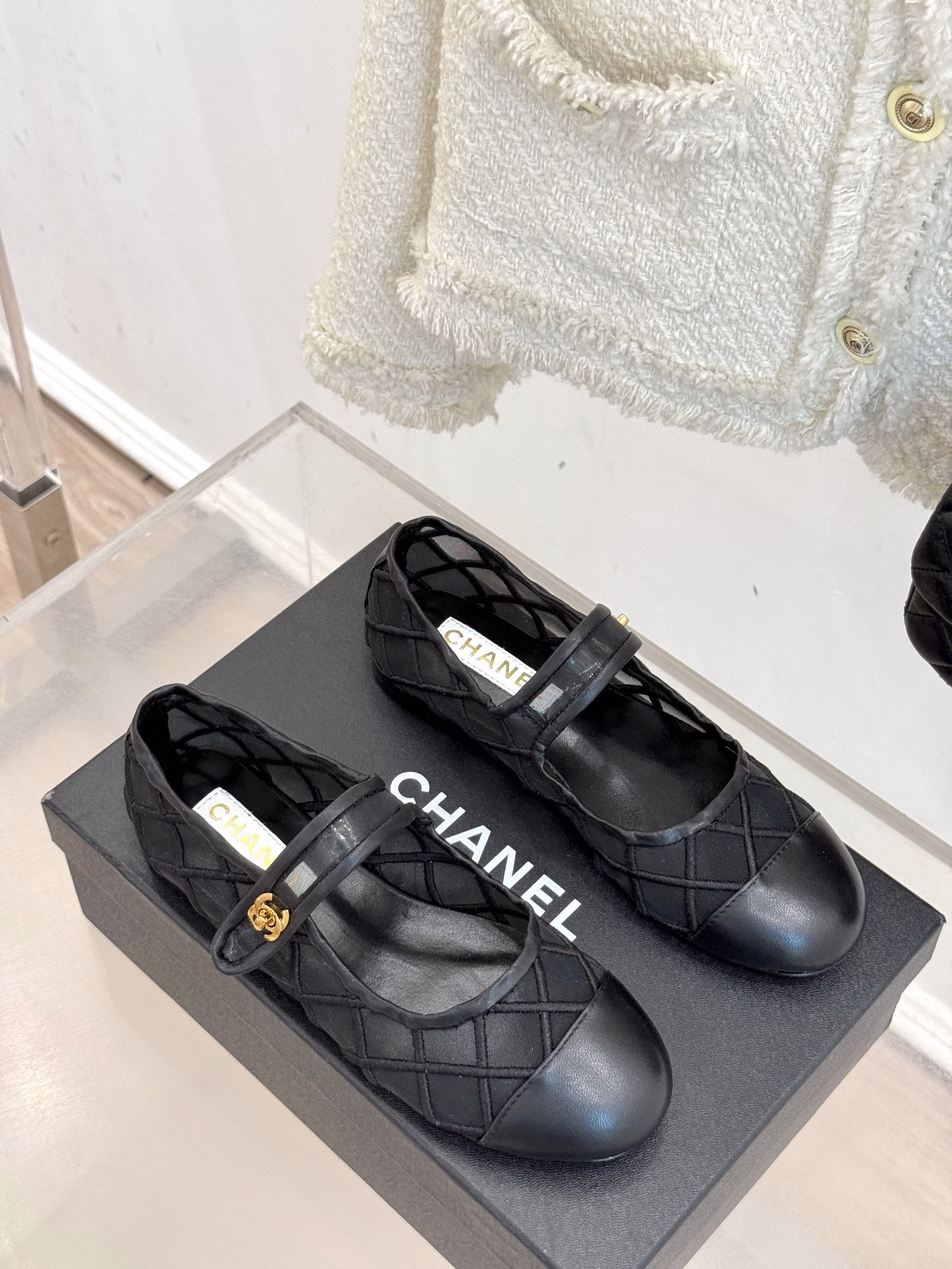 Chanel 25P new classicDouble C backpack buckle Mary Jane shoesI fell in love with it at first sight. It's no exaggeration~This is probably the charm of Chanel. It always understands girlsAlthough it looks cold, it has a special feeling when paired with black stockingsIt is the latest model this year🤩🤩🤩I have already started to arrange it before it is available in the counter~I know you will like it and it looks good on your feetThe rounded tip of the last is not picky about the foot shape at all. It also makes wide and fat feet look thinAnd the lambskin splicing patent leather is very visually impactfulThe lining is made of lambskin, which is super soft and comfortable~Italian A-grade through-dyed leather outsole