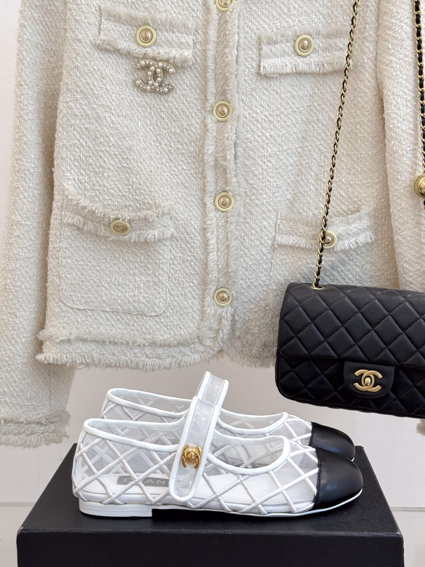 Chanel 25P new classicDouble C backpack buckle Mary Jane shoesI fell in love with it at first sight. It's no exaggeration~This is probably the charm of Chanel. It always understands girlsAlthough it looks cold, it has a special feeling when paired with black stockingsIt is the latest model this year🤩🤩🤩I have already started to arrange it before it is available in the counter~I know you will like it and it looks good on your feetThe rounded tip of the last is not picky about the foot shape at all. It also makes wide and fat feet look thinAnd the lambskin splicing patent leather is very visually impactfulThe lining is made of lambskin, which is super soft and comfortable~Italian A-grade through-dyed leather outsole