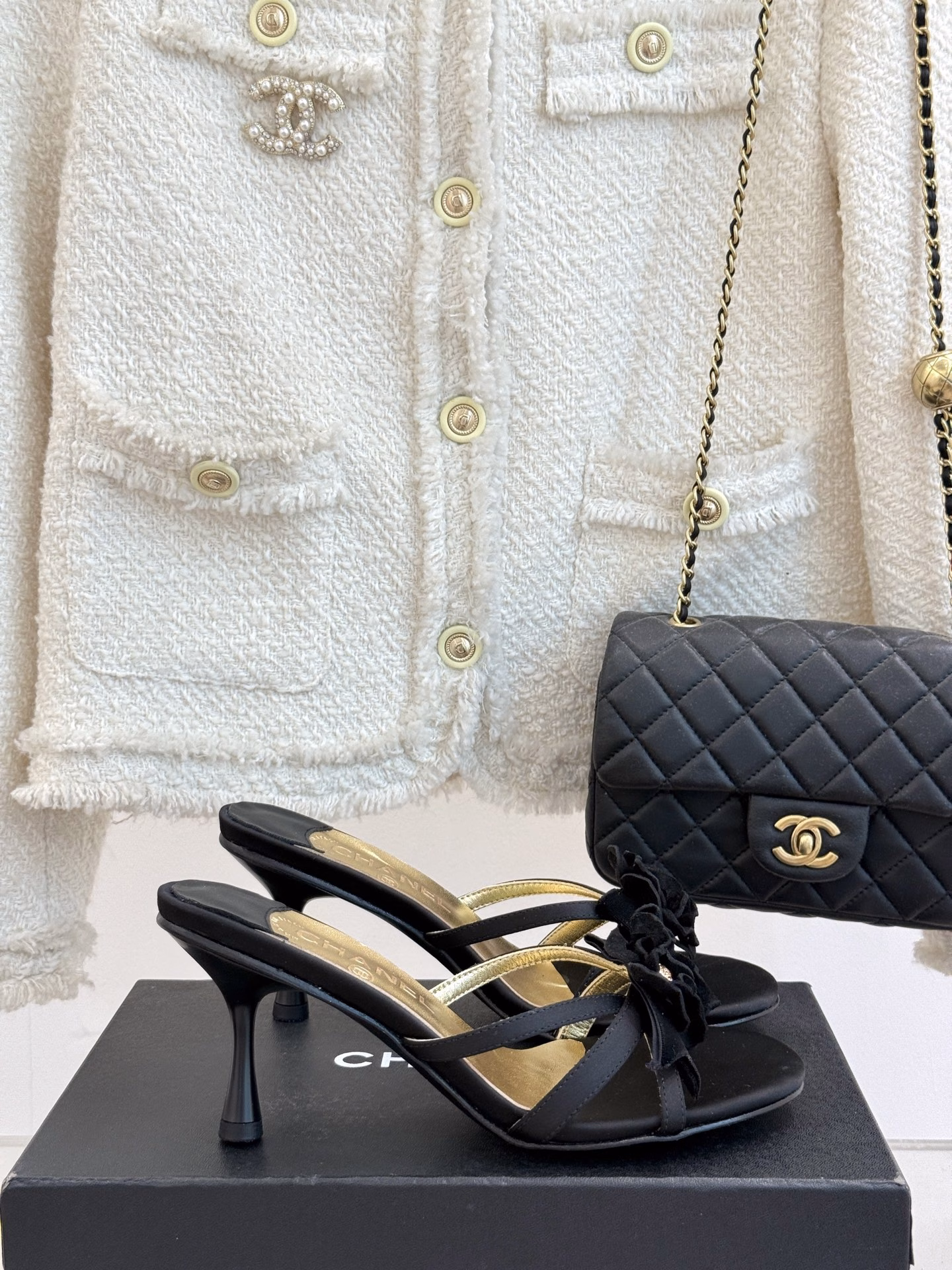 Chanel's classic spring and summer new productCamellia high-heeled slippersThis season's Camellia series is really beautiful😍Chanel's usual elegant lady temperamentFull of high-end feeling! Very nice on the feet~Whether worn barefoot or with a skirt, pants,Very versatile! Invincible beauty! Especially fairy🧚Girllike feeling bursting‼ ️The upper is made of original custom materialThe inner lining is a mixed sheepskin