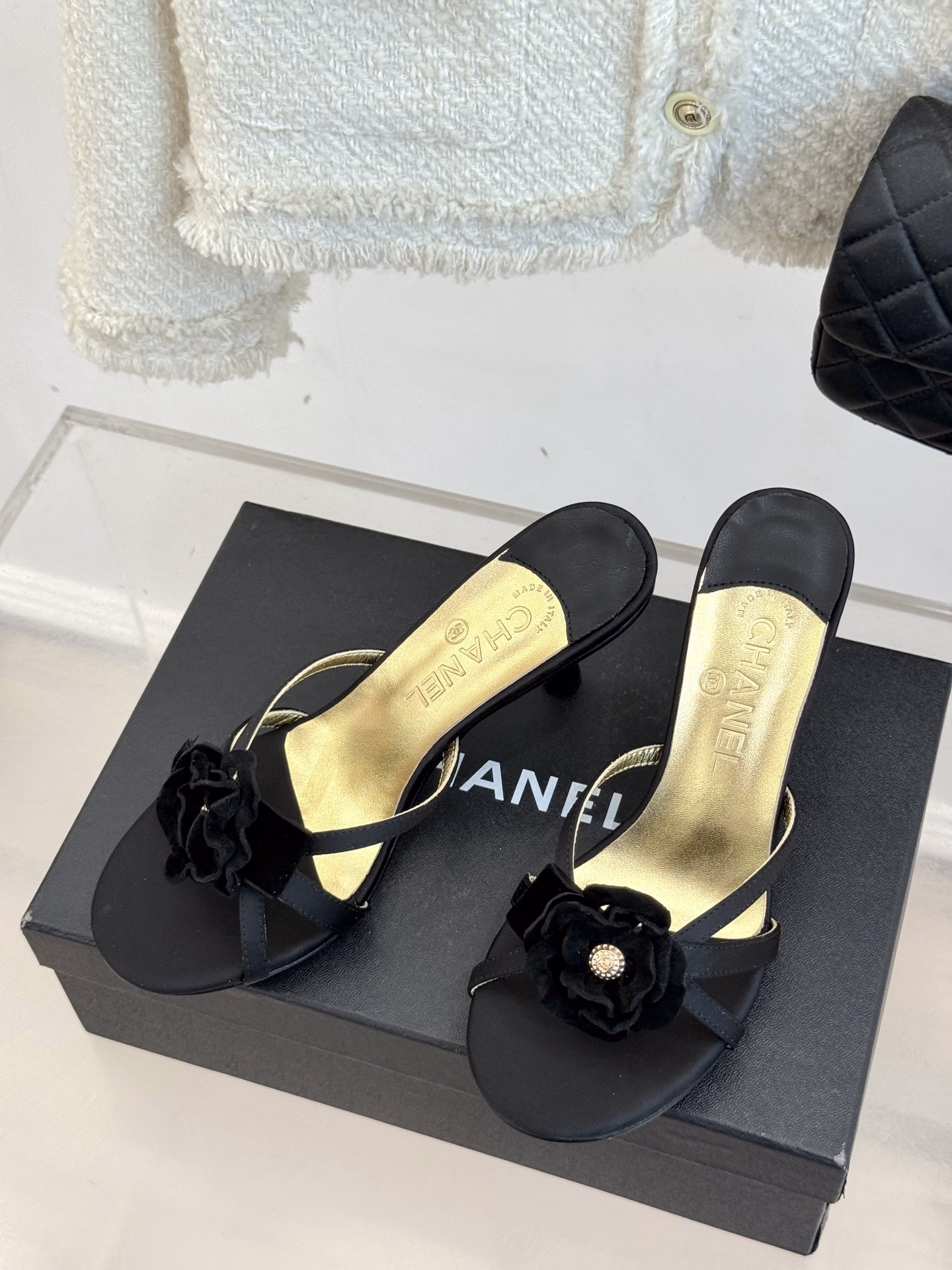Chanel's classic spring and summer new productCamellia high-heeled slippersThis season's Camellia series is really beautiful😍Chanel's usual elegant lady temperamentFull of high-end feeling! Very nice on the feet~Whether worn barefoot or with a skirt, pants,Very versatile! Invincible beauty! Especially fairy🧚Girllike feeling bursting‼ ️The upper is made of original custom materialThe inner lining is a mixed sheepskin