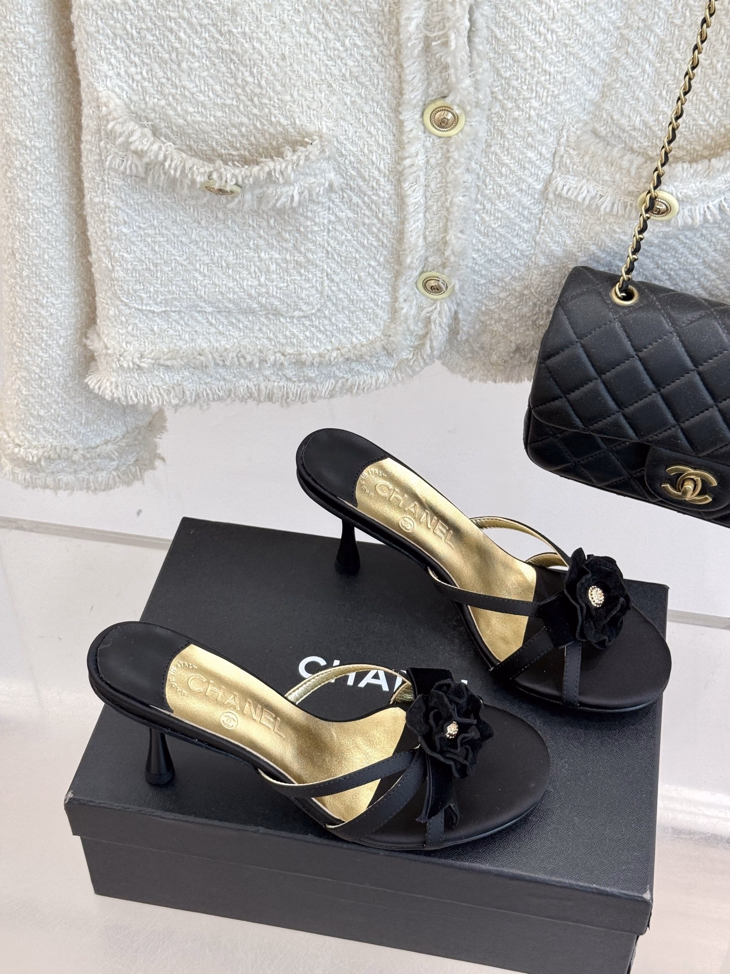 Chanel's classic spring and summer new productCamellia high-heeled slippersThis season's Camellia series is really beautiful😍Chanel's usual elegant lady temperamentFull of high-end feeling! Very nice on the feet~Whether worn barefoot or with a skirt, pants,Very versatile! Invincible beauty! Especially fairy🧚Girllike feeling bursting‼ ️The upper is made of original custom materialThe inner lining is a mixed sheepskin