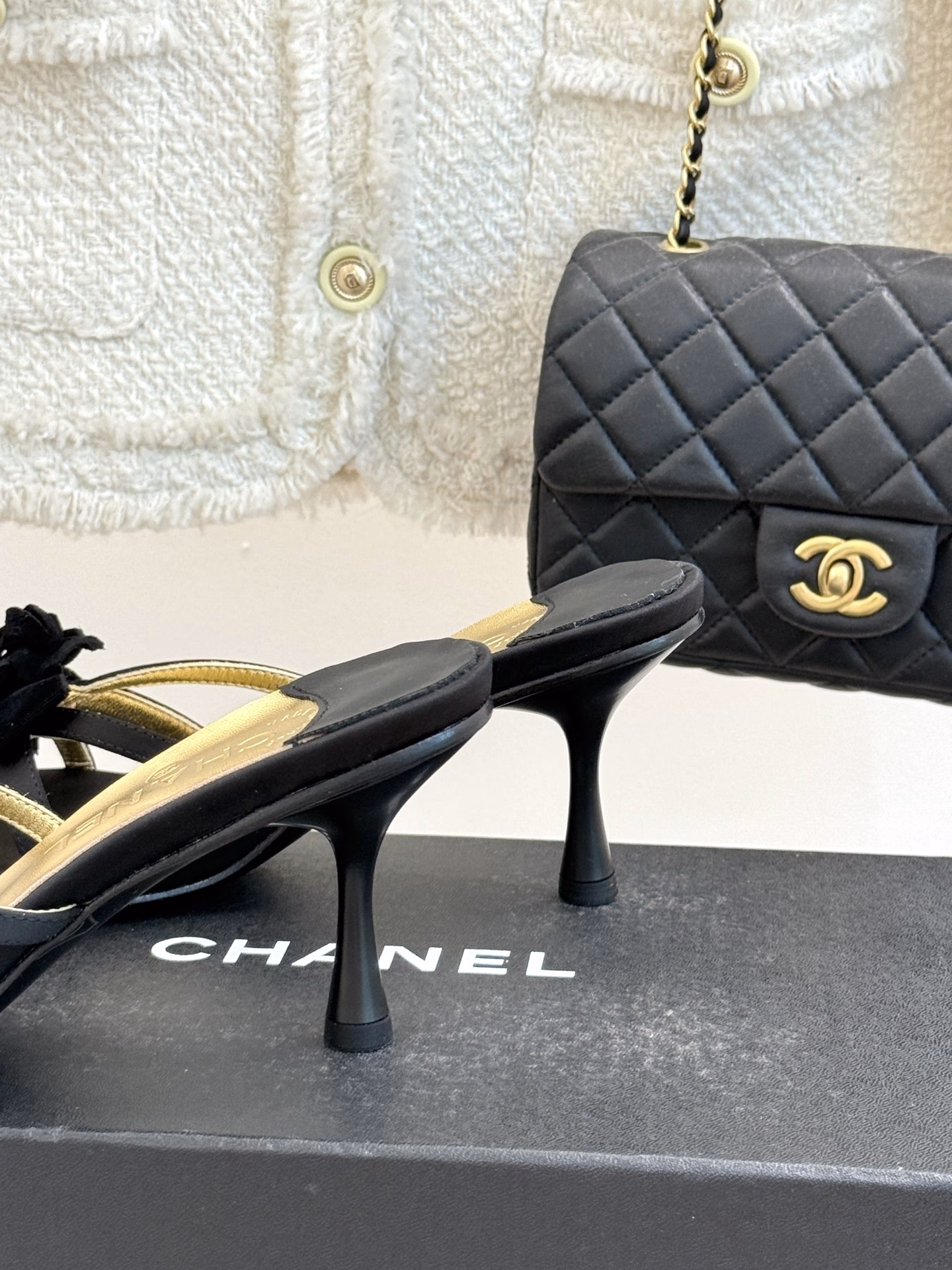 Chanel's classic spring and summer new productCamellia high-heeled slippersThis season's Camellia series is really beautiful😍Chanel's usual elegant lady temperamentFull of high-end feeling! Very nice on the feet~Whether worn barefoot or with a skirt, pants,Very versatile! Invincible beauty! Especially fairy🧚Girllike feeling bursting‼ ️The upper is made of original custom materialThe inner lining is a mixed sheepskin