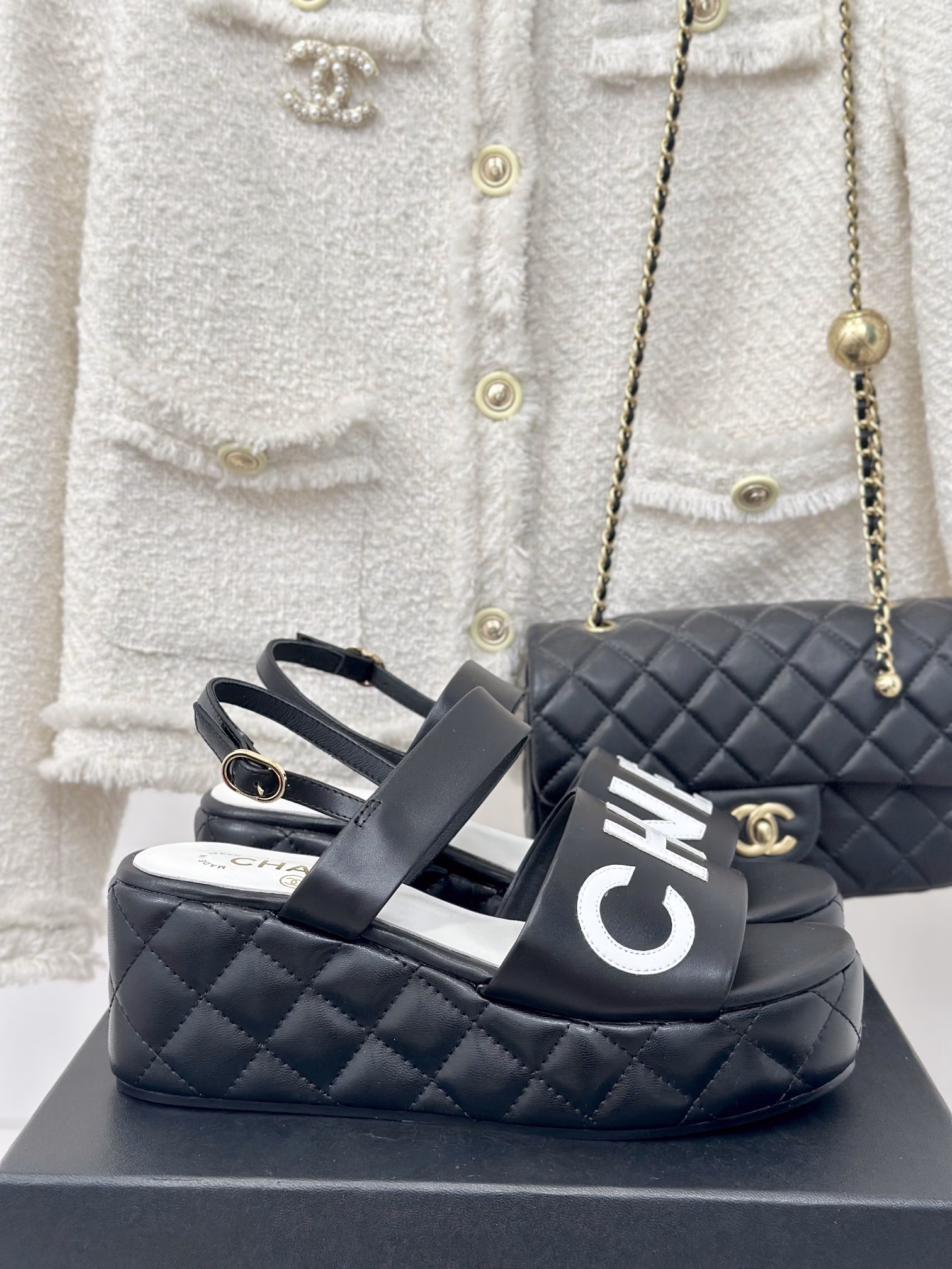 Chanel 24c new productRhombus thick-soled platform sandalsMust-have sandals for summerArtistic and fashionable, the wear rate is really too highThick soles are really YYDs in lengthening legsVersatile and comfortable, you can instantly turn your legs into long legs!Upper is made of imported lambskinInner lining is silk sheepskinOriginal molded rubber outsole