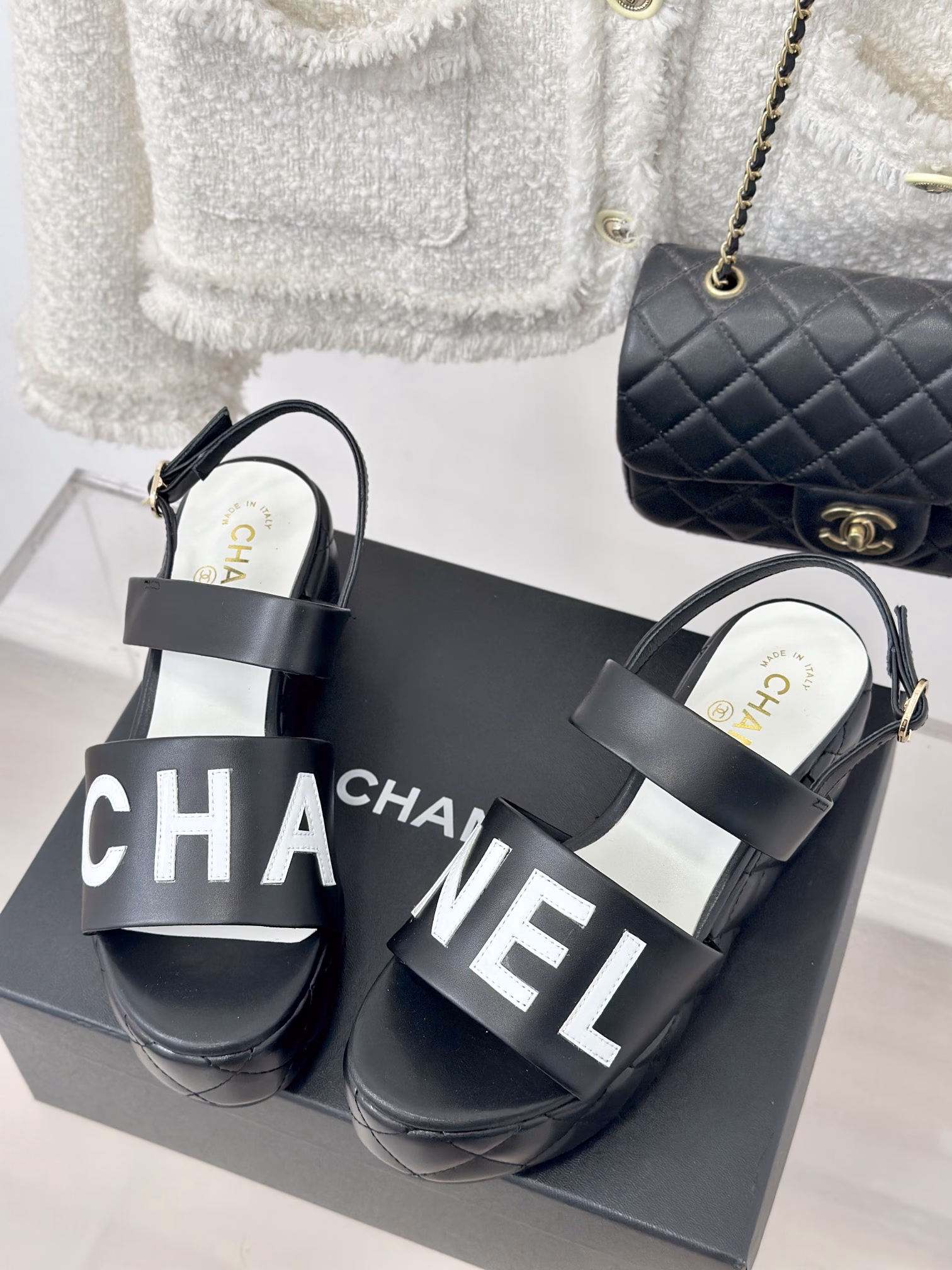 Chanel 24c new productRhombus thick-soled platform sandalsMust-have sandals for summerArtistic and fashionable, the wear rate is really too highThick soles are really YYDs in lengthening legsVersatile and comfortable, you can instantly turn your legs into long legs!Upper is made of imported lambskinInner lining is silk sheepskinOriginal molded rubber outsole