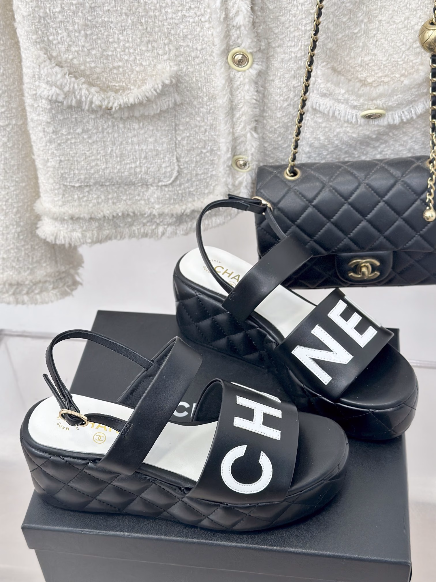 Chanel 24c new productRhombus thick-soled platform sandalsMust-have sandals for summerArtistic and fashionable, the wear rate is really too highThick soles are really YYDs in lengthening legsVersatile and comfortable, you can instantly turn your legs into long legs!Upper is made of imported lambskinInner lining is silk sheepskinOriginal molded rubber outsole
