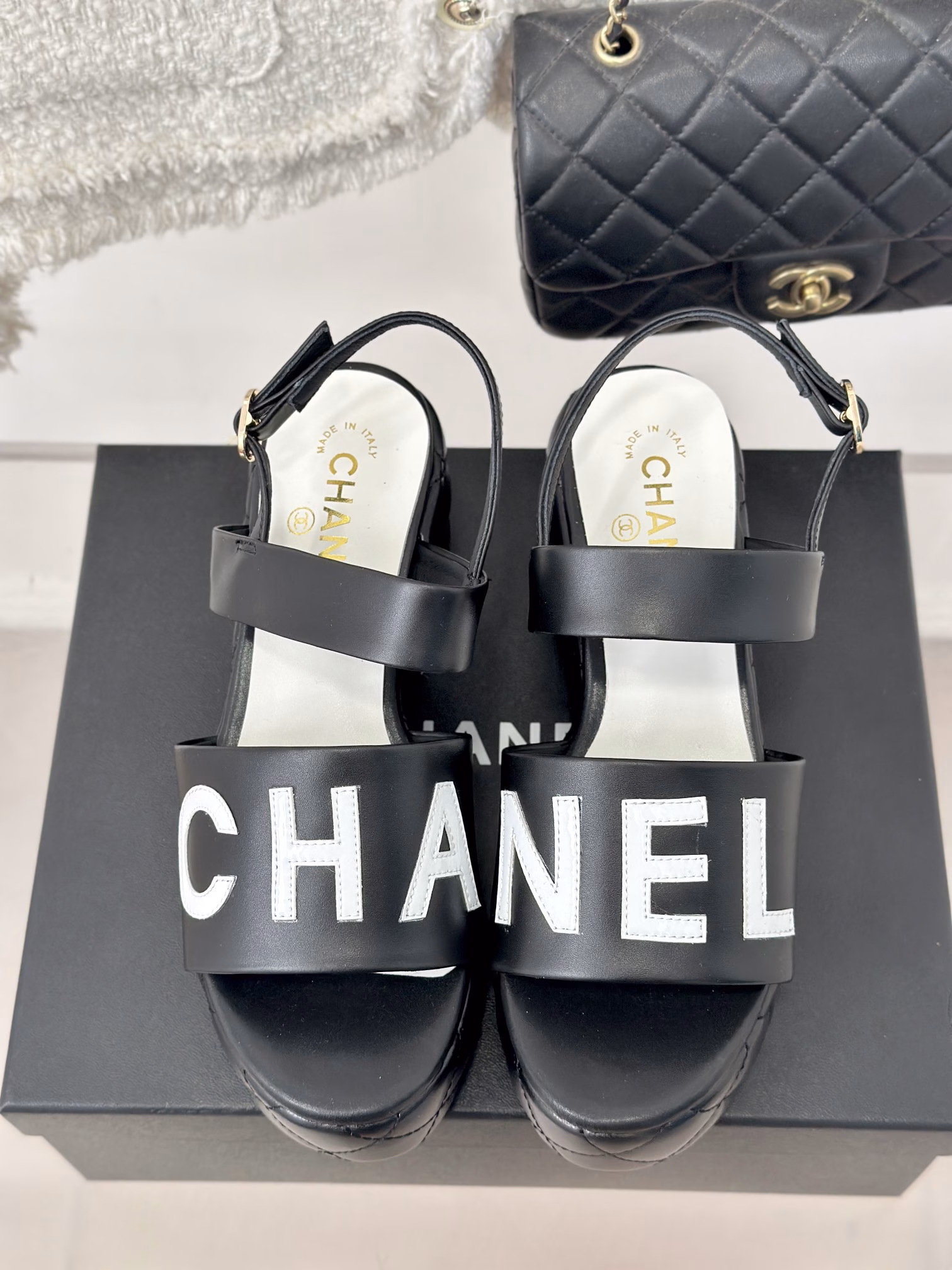 Chanel 24c new productRhombus thick-soled platform sandalsMust-have sandals for summerArtistic and fashionable, the wear rate is really too highThick soles are really YYDs in lengthening legsVersatile and comfortable, you can instantly turn your legs into long legs!Upper is made of imported lambskinInner lining is silk sheepskinOriginal molded rubber outsole