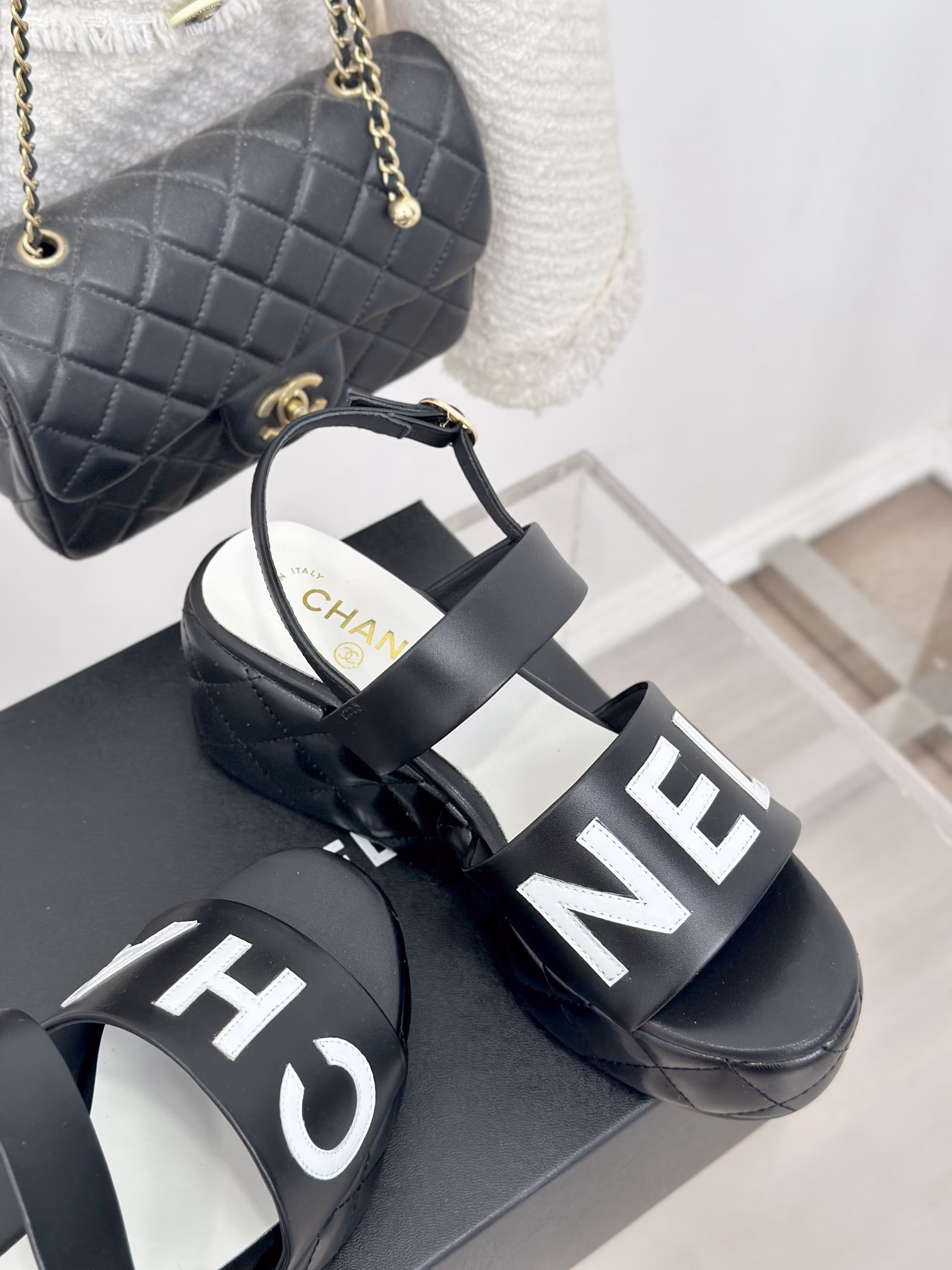 Chanel 24c new productRhombus thick-soled platform sandalsMust-have sandals for summerArtistic and fashionable, the wear rate is really too highThick soles are really YYDs in lengthening legsVersatile and comfortable, you can instantly turn your legs into long legs!Upper is made of imported lambskinInner lining is silk sheepskinOriginal molded rubber outsole