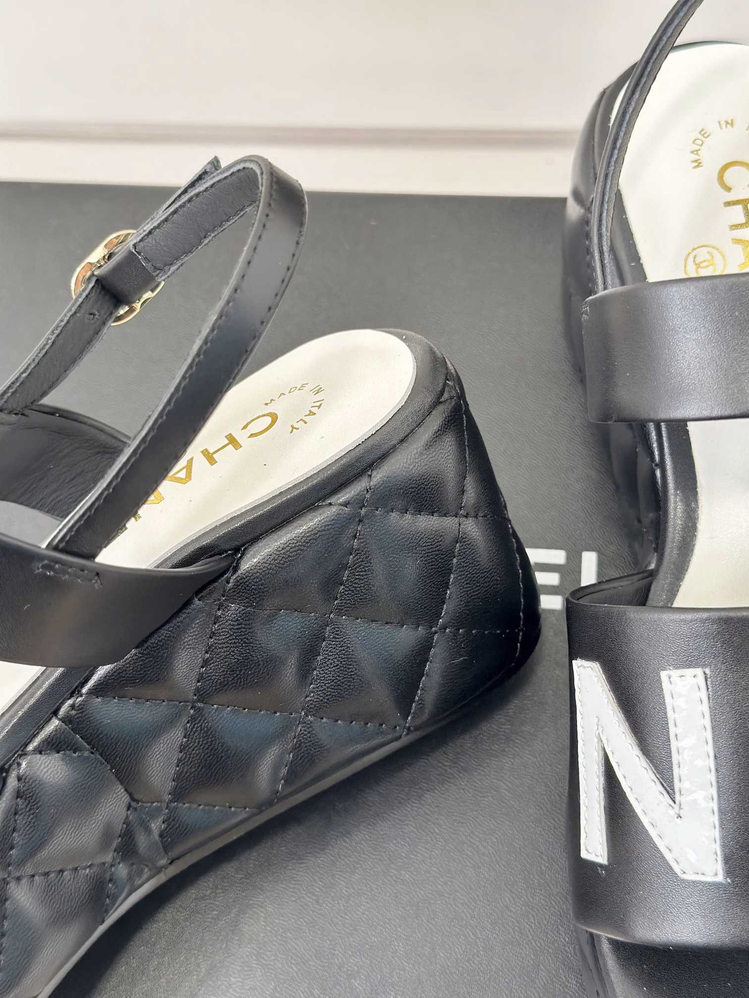 Chanel 24c new productRhombus thick-soled platform sandalsMust-have sandals for summerArtistic and fashionable, the wear rate is really too highThick soles are really YYDs in lengthening legsVersatile and comfortable, you can instantly turn your legs into long legs!Upper is made of imported lambskinInner lining is silk sheepskinOriginal molded rubber outsole