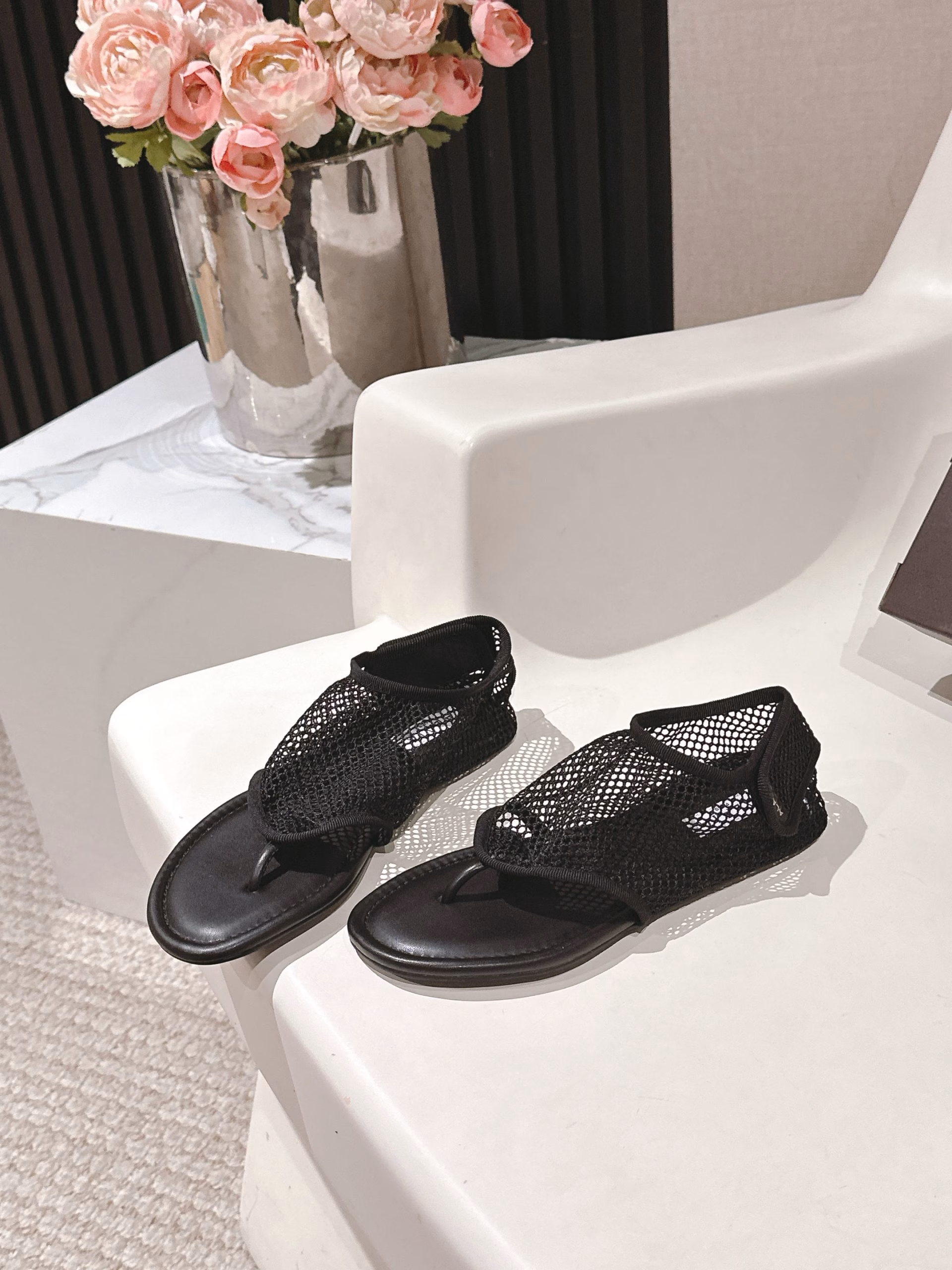 Alaia Flip-flops that you'll love at first sight Velcro fishnet shoesLightweight and breathable, summer relaxation aesthetics, breathable mesh, sun and moonlight pouring in, interweaving a faint and transparent aestheticsThe mesh design is breathable and breathable without being stuffy, the round head design frees up toes space, can be worn with thin socks or barefoot, the buckle design allows you to run without worrying about the heel falling off