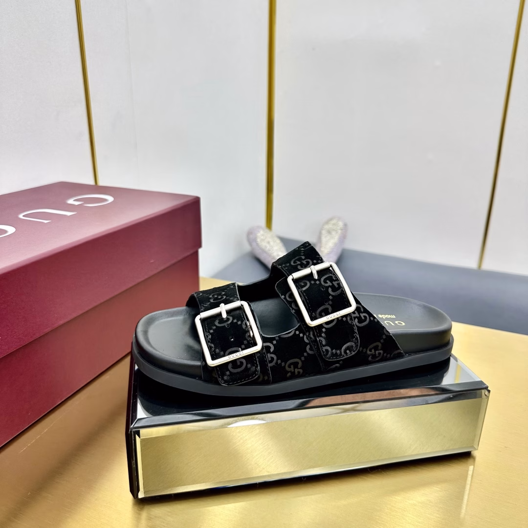 2025 Summer New GUCCi High-end Boutique 🧧🆕Gucci Early Spring Series😍Decorated Double-Breasted Belt Buckle Beach Sandals🔥Lightweight Slip-On Casual Slippers🆕Top-level🆙 Purchasing Quality! 1:1 replica of the original, every detail has been carefully polished and delicately made. Can be compared with ZG, unparalleled quality!