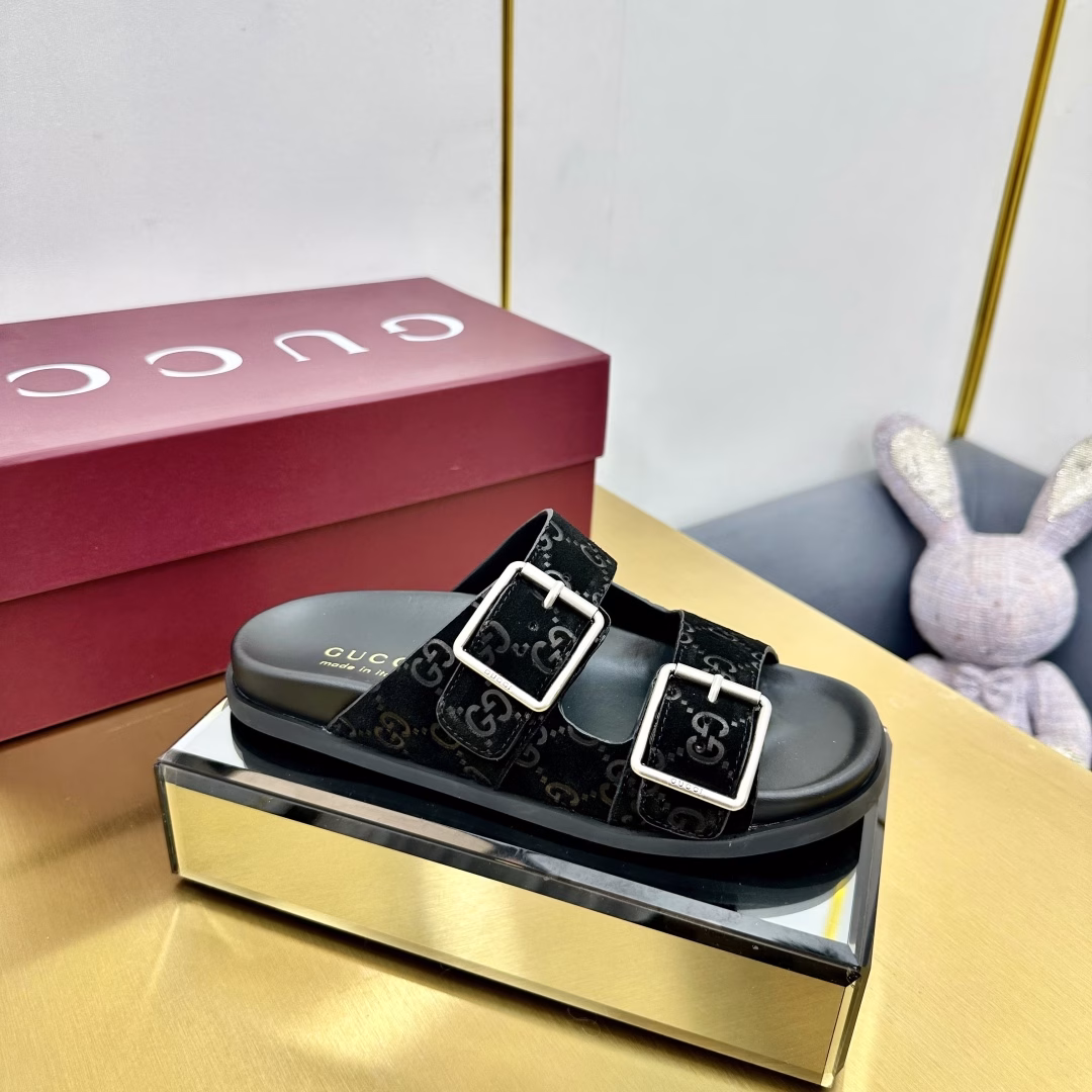 2025 Summer New GUCCi High-end Boutique 🧧🆕Gucci Early Spring Series😍Decorated Double-Breasted Belt Buckle Beach Sandals🔥Lightweight Slip-On Casual Slippers🆕Top-level🆙 Purchasing Quality! 1:1 replica of the original, every detail has been carefully polished and delicately made. Can be compared with ZG, unparalleled quality!