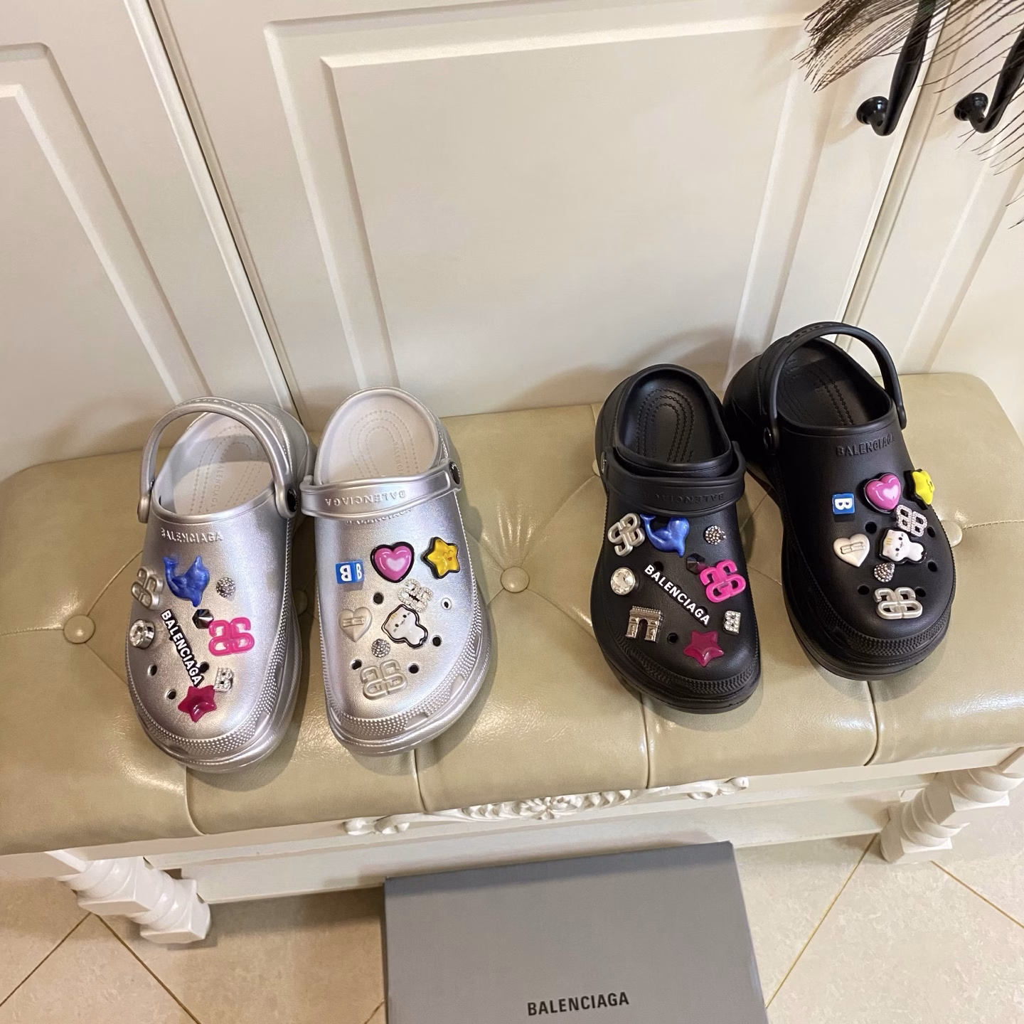 Balenciaga & Crocs co-branded couple slippers, a pair of beautiful shoes that are more eye-catching than synchronized swimming, one shoe with two ways to wear, magical height increase, worth buying