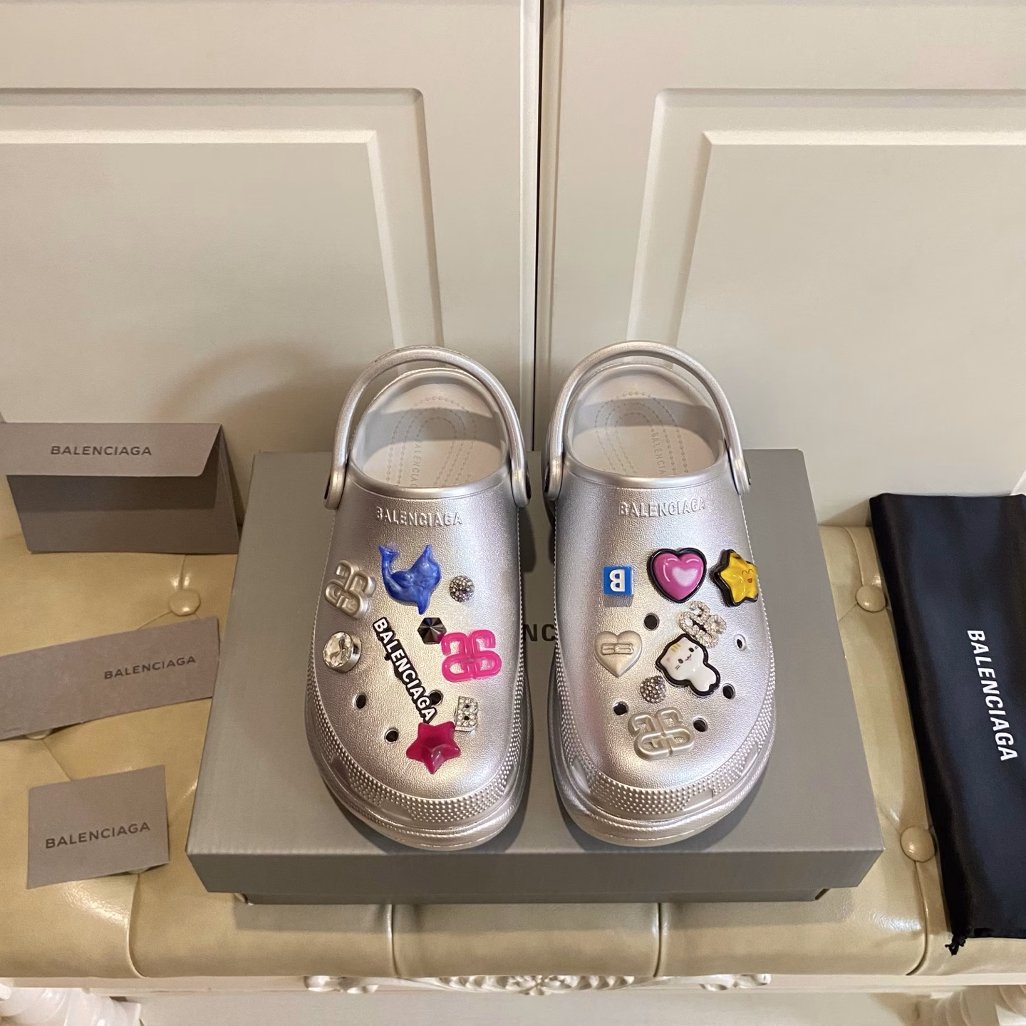 Balenciaga & Crocs co-branded couple slippers, a pair of beautiful shoes that are more eye-catching than synchronized swimming, one shoe with two ways to wear, magical height increase, worth buying