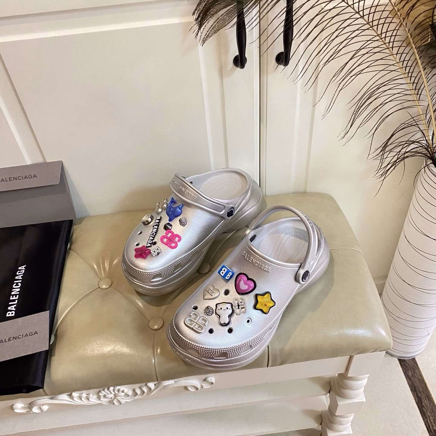 Balenciaga & Crocs co-branded couple slippers, a pair of beautiful shoes that are more eye-catching than synchronized swimming, one shoe with two ways to wear, magical height increase, worth buying