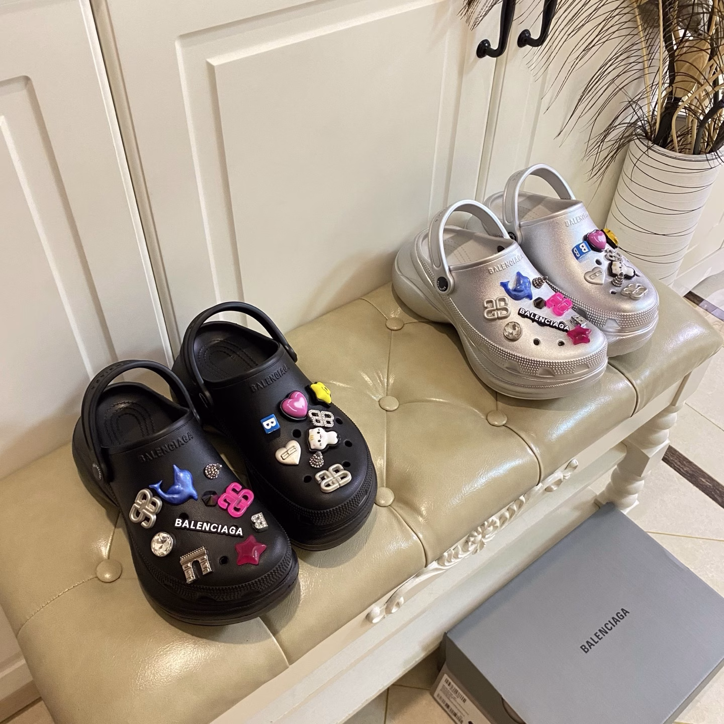 Balenciaga & Crocs co-branded couple slippers, a pair of beautiful shoes that are more eye-catching than synchronized swimming, one shoe with two ways to wear, magical height increase, worth buying