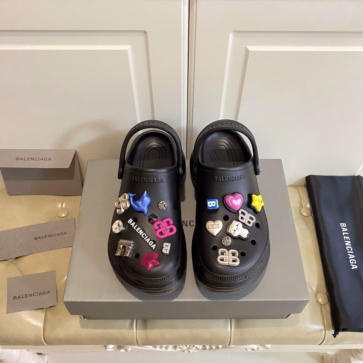 Balenciaga & Crocs co-branded couple slippers, a pair of beautiful shoes that are more eye-catching than synchronized swimming, one shoe with two ways to wear, magical height increase, worth buying