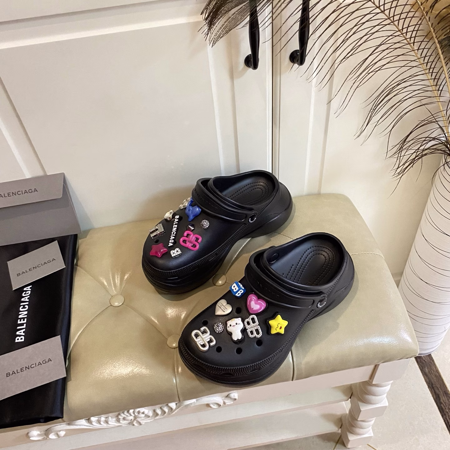 Balenciaga & Crocs co-branded couple slippers, a pair of beautiful shoes that are more eye-catching than synchronized swimming, one shoe with two ways to wear, magical height increase, worth buying