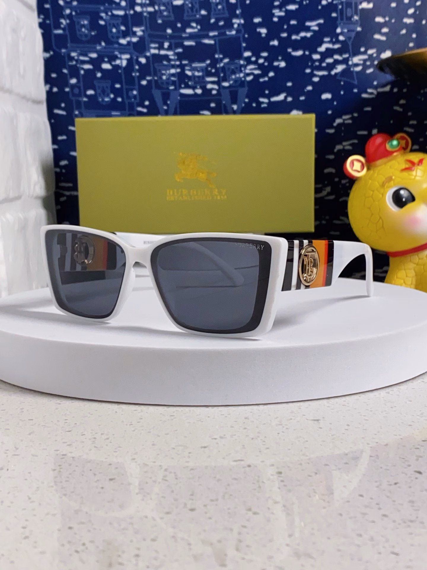 Burberry 2025 new European men's and women's sunglasses authentic comfortable sunshade small face high-end sense unisex