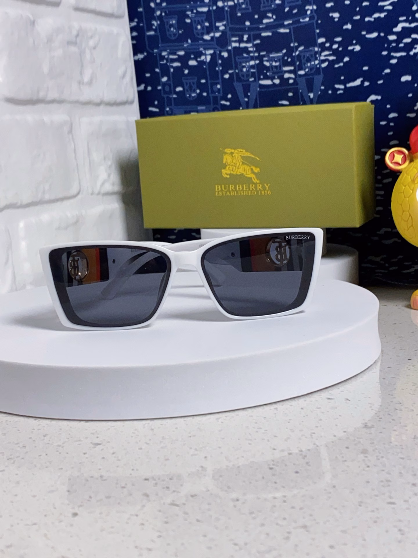 Burberry 2025 new European men's and women's sunglasses authentic comfortable sunshade small face high-end sense unisex