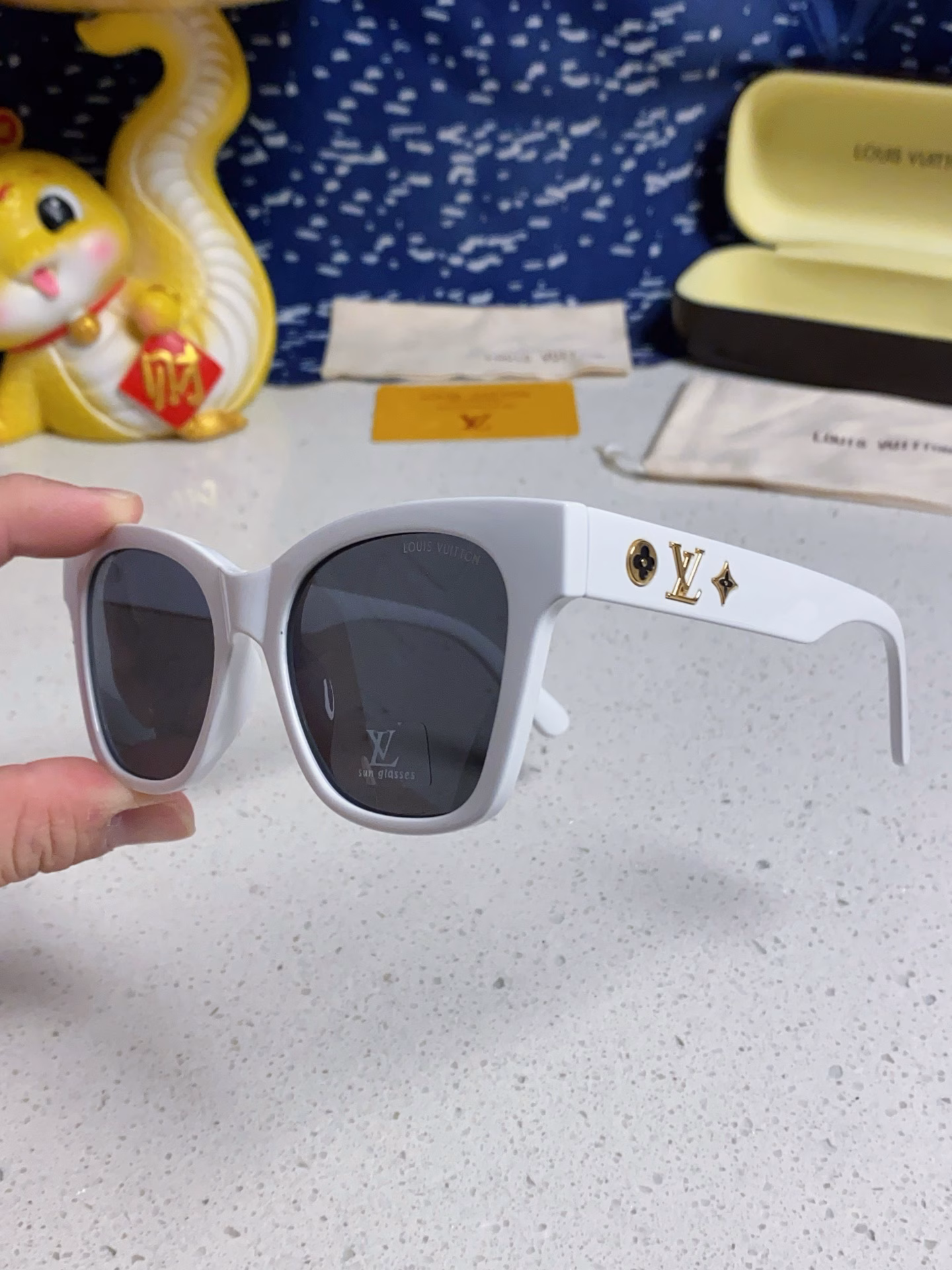 Louis Vuitton 2025 new fashion sun protection cat-eye women's sunglasses trendy fashion high-end popular sunglasses for women