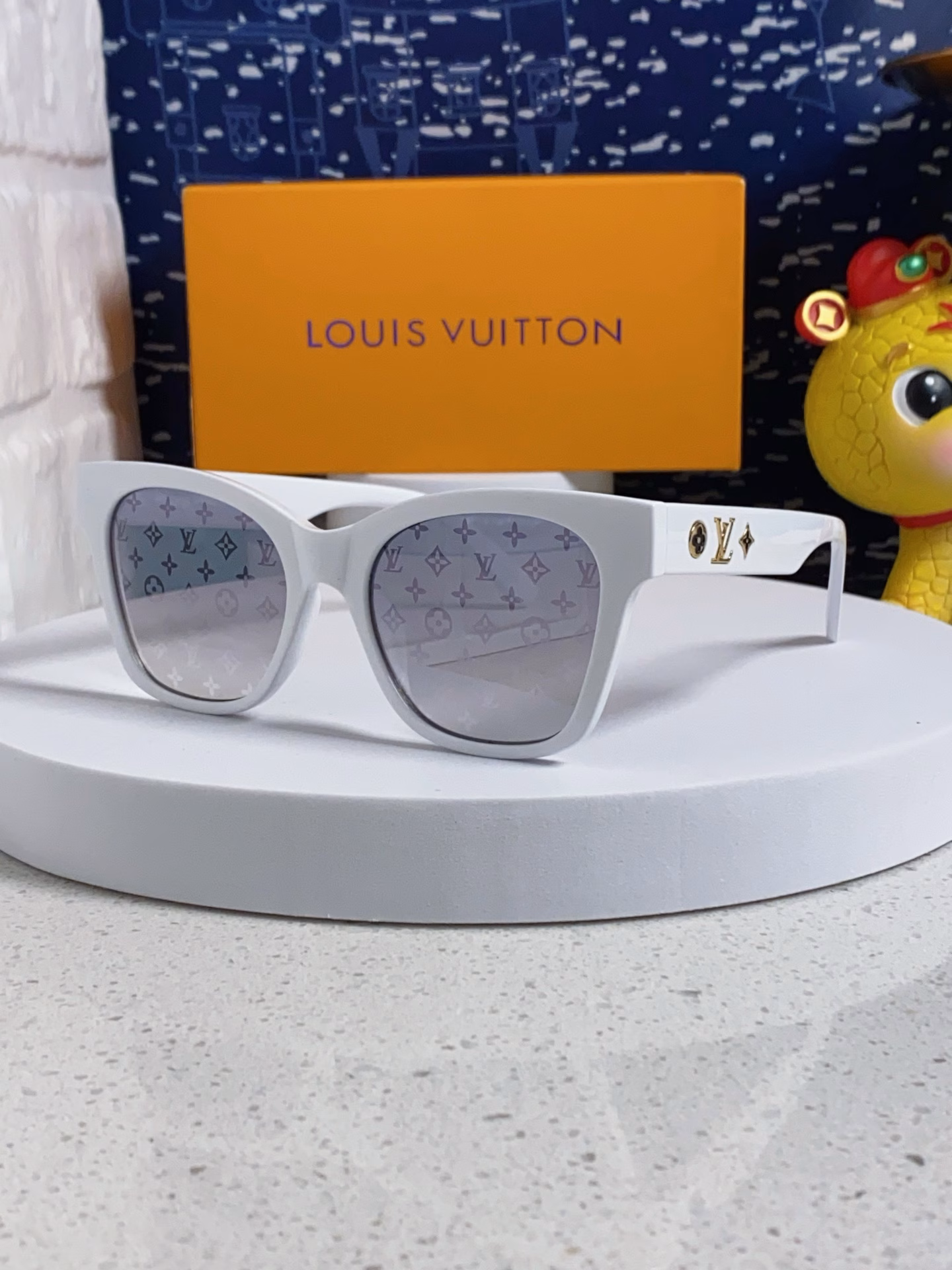Louis Vuitton 2025 new fashion sun protection cat-eye women's sunglasses trendy fashion high-end popular sunglasses for women