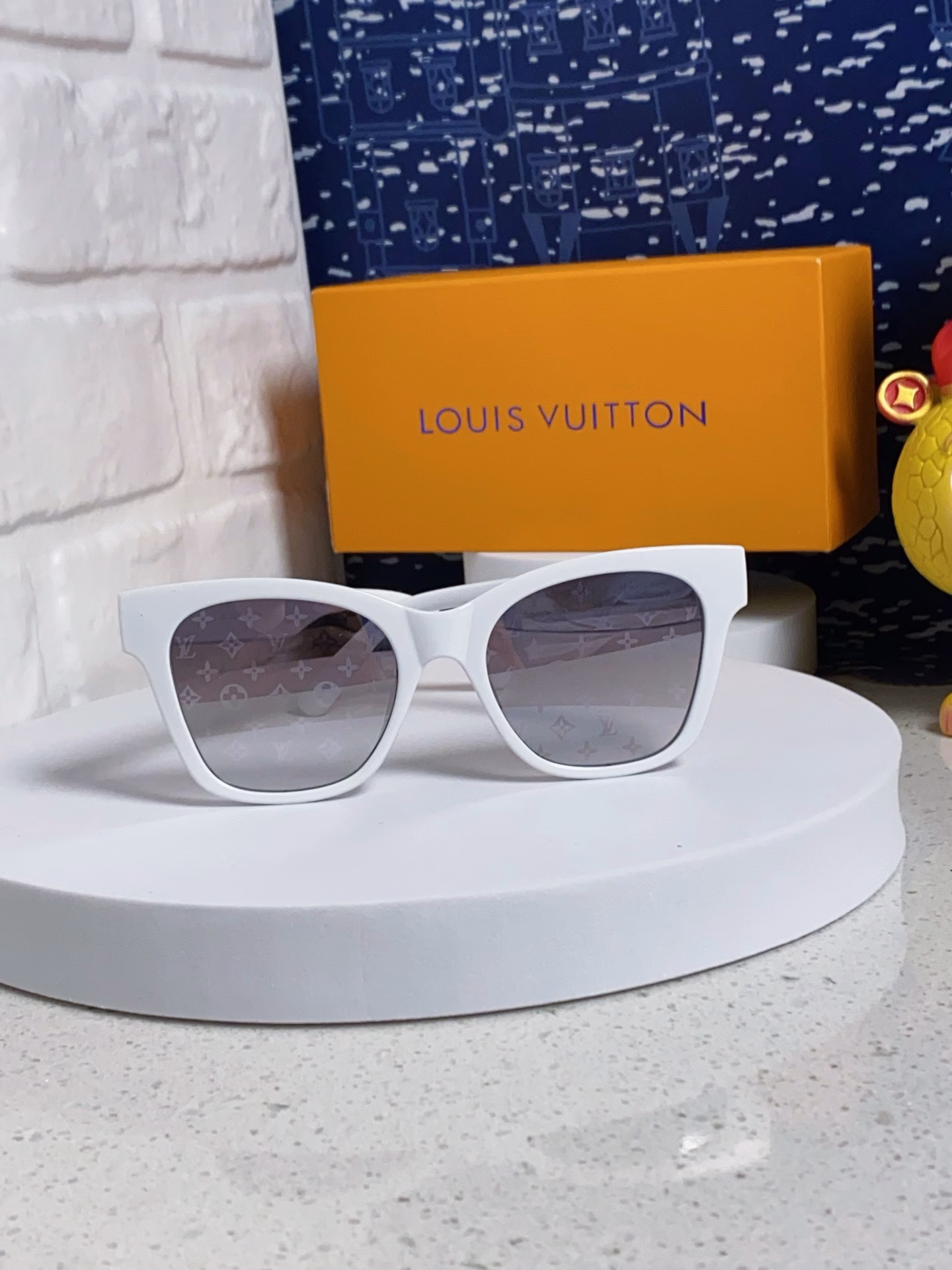 Louis Vuitton 2025 new fashion sun protection cat-eye women's sunglasses trendy fashion high-end popular sunglasses for women