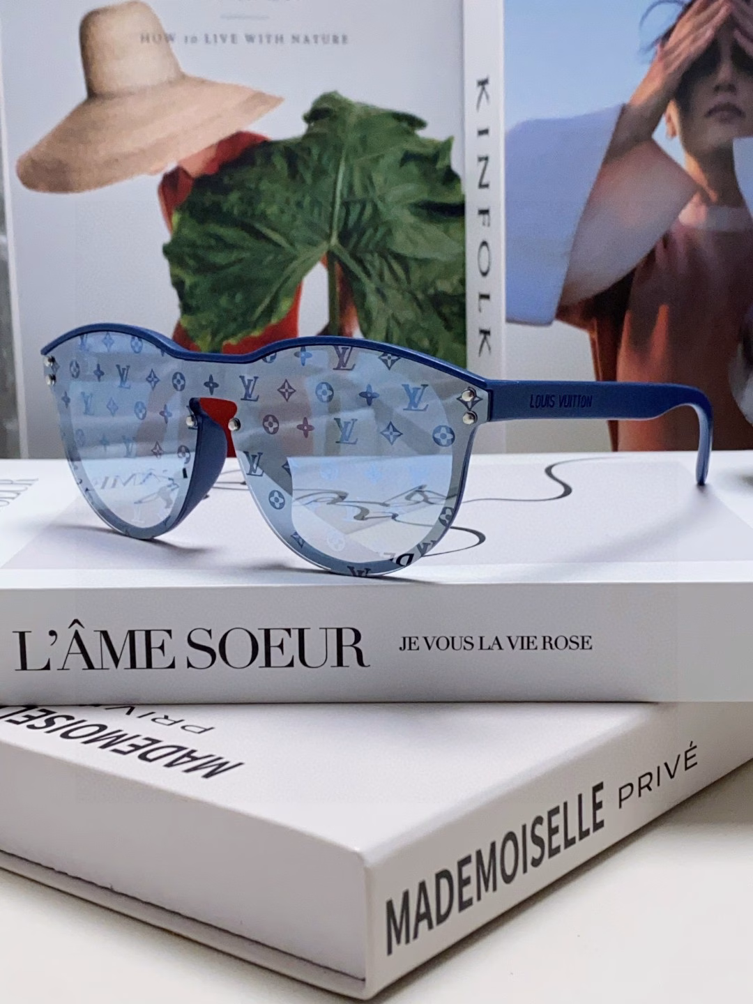 LOUIS VUITTON round frame full of details original LV trimmed frameless shape gorgeous turn with infinite taste pattern design classic unique temple logo