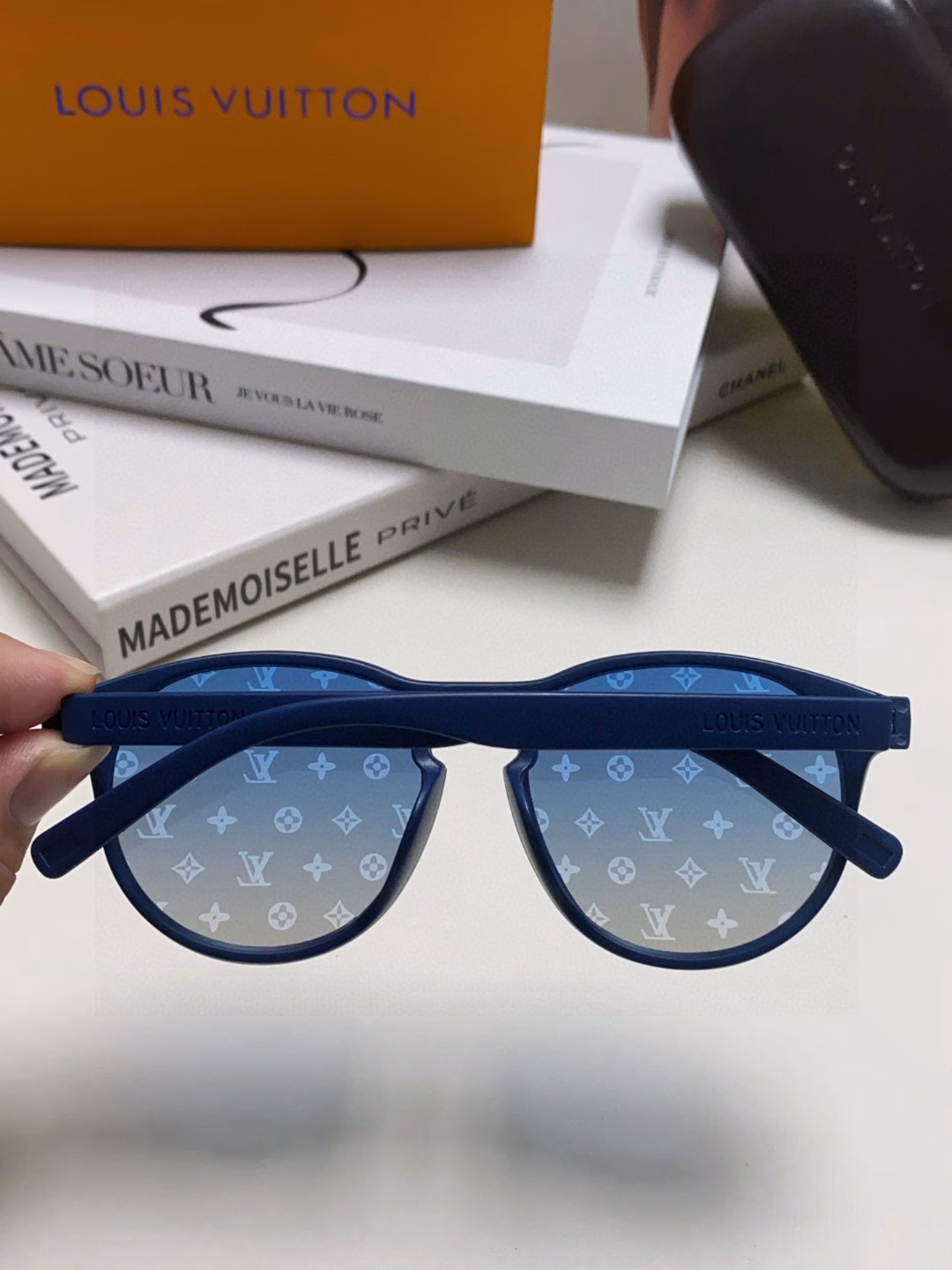 LOUIS VUITTON round frame full of details original LV trimmed frameless shape gorgeous turn with infinite taste pattern design classic unique temple logo