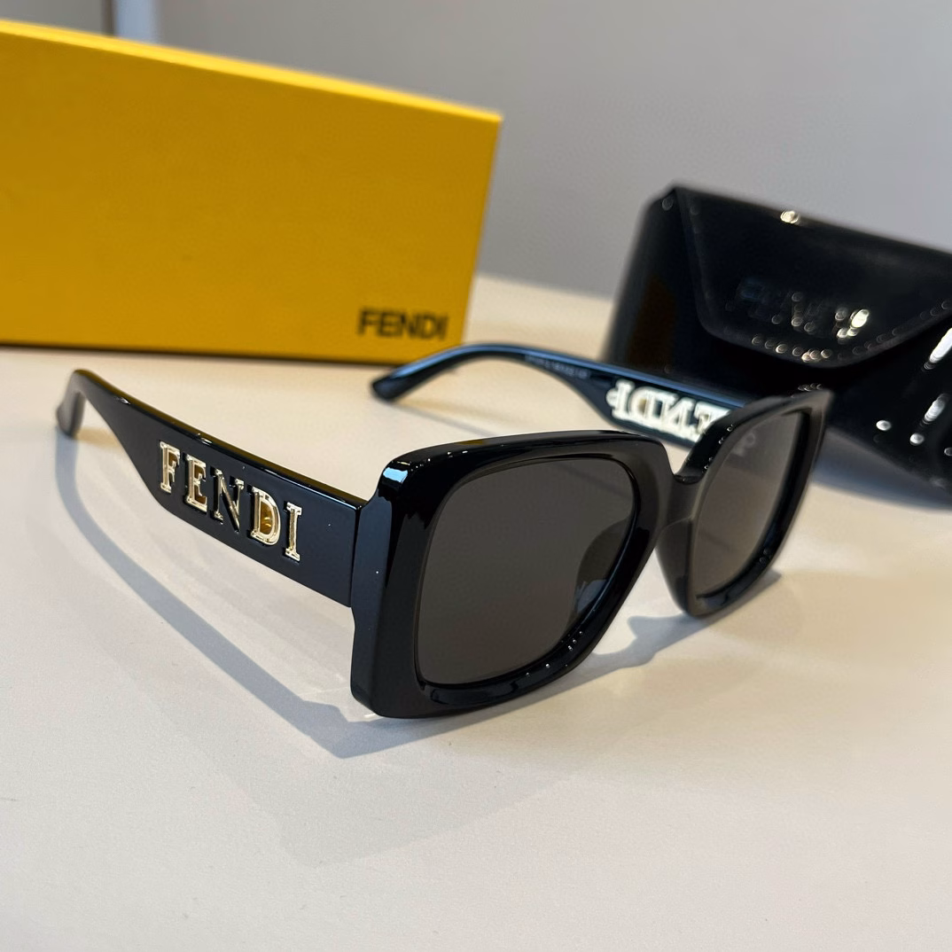 FENDi sunglasses, I love them no matter how you match them!The king of sunglasses fashionThey never disappoint meBoth men and women can wear them~The most versatile black style!