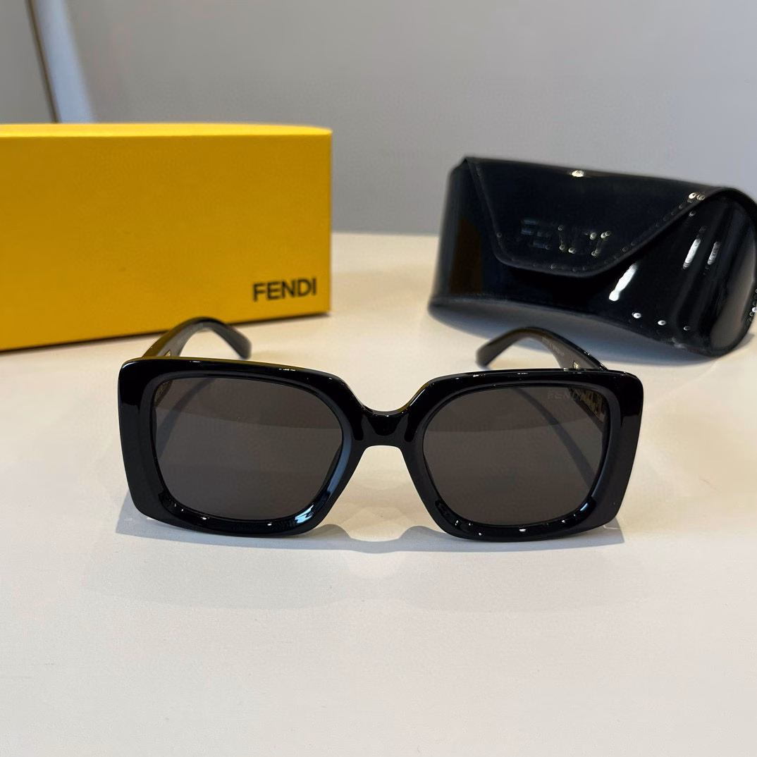 FENDi sunglasses, I love them no matter how you match them!The king of sunglasses fashionThey never disappoint meBoth men and women can wear them~The most versatile black style!