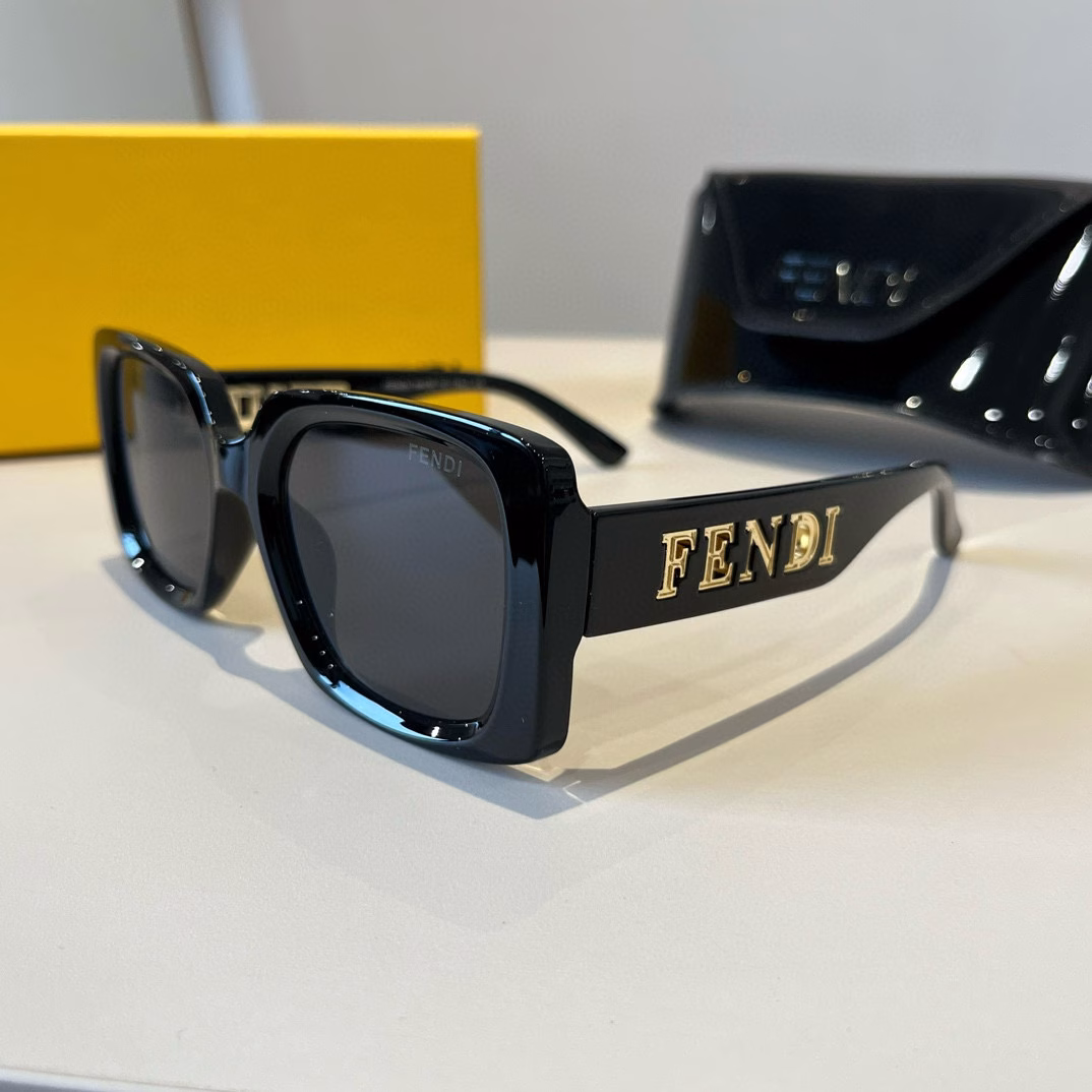 FENDi sunglasses, I love them no matter how you match them!The king of sunglasses fashionThey never disappoint meBoth men and women can wear them~The most versatile black style!