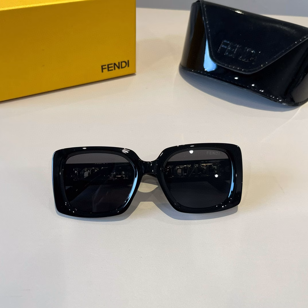 FENDi sunglasses, I love them no matter how you match them!The king of sunglasses fashionThey never disappoint meBoth men and women can wear them~The most versatile black style!